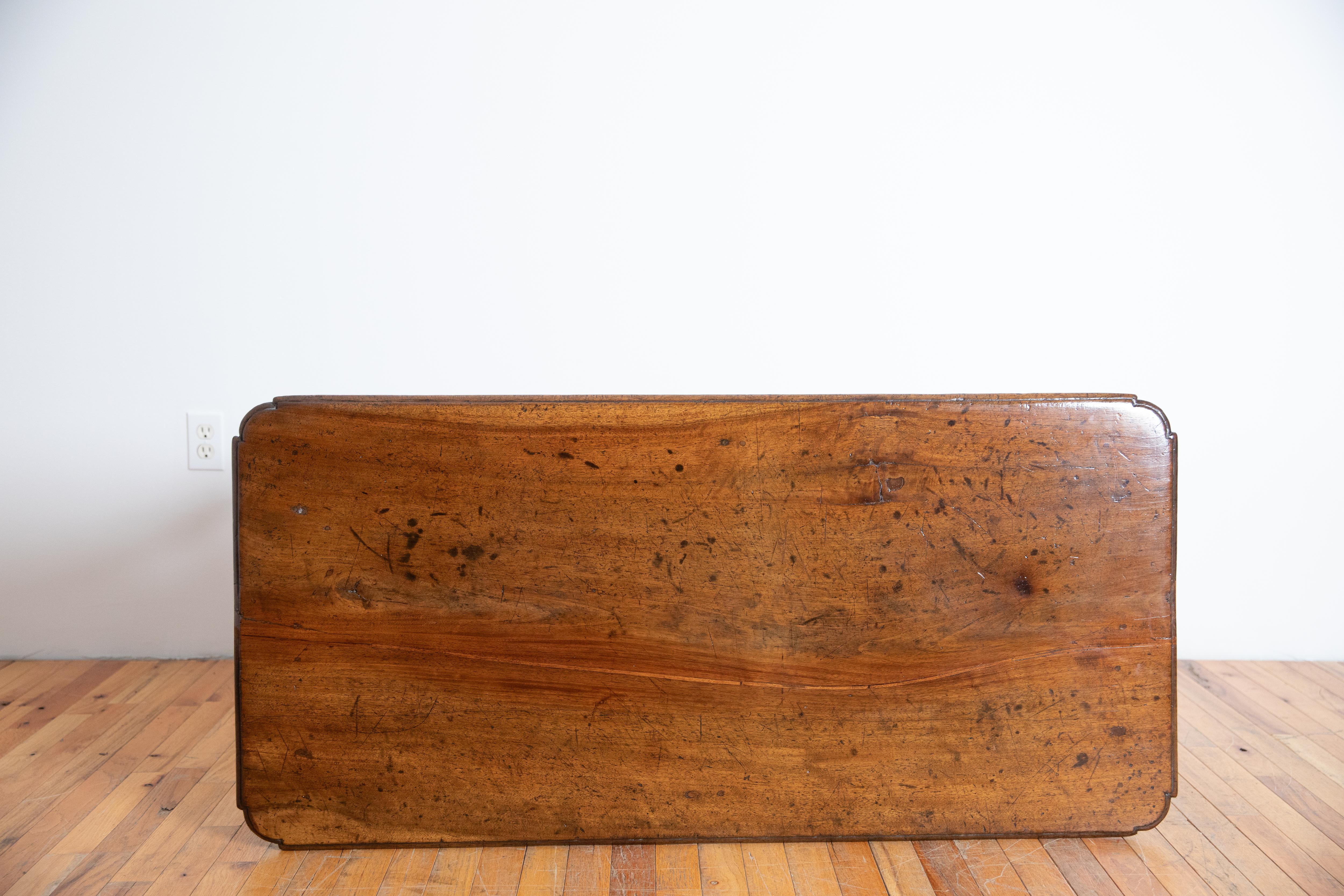 Table basse italienne en noyer sculpté d'époque LXIV, début du 18e siècle en vente 2