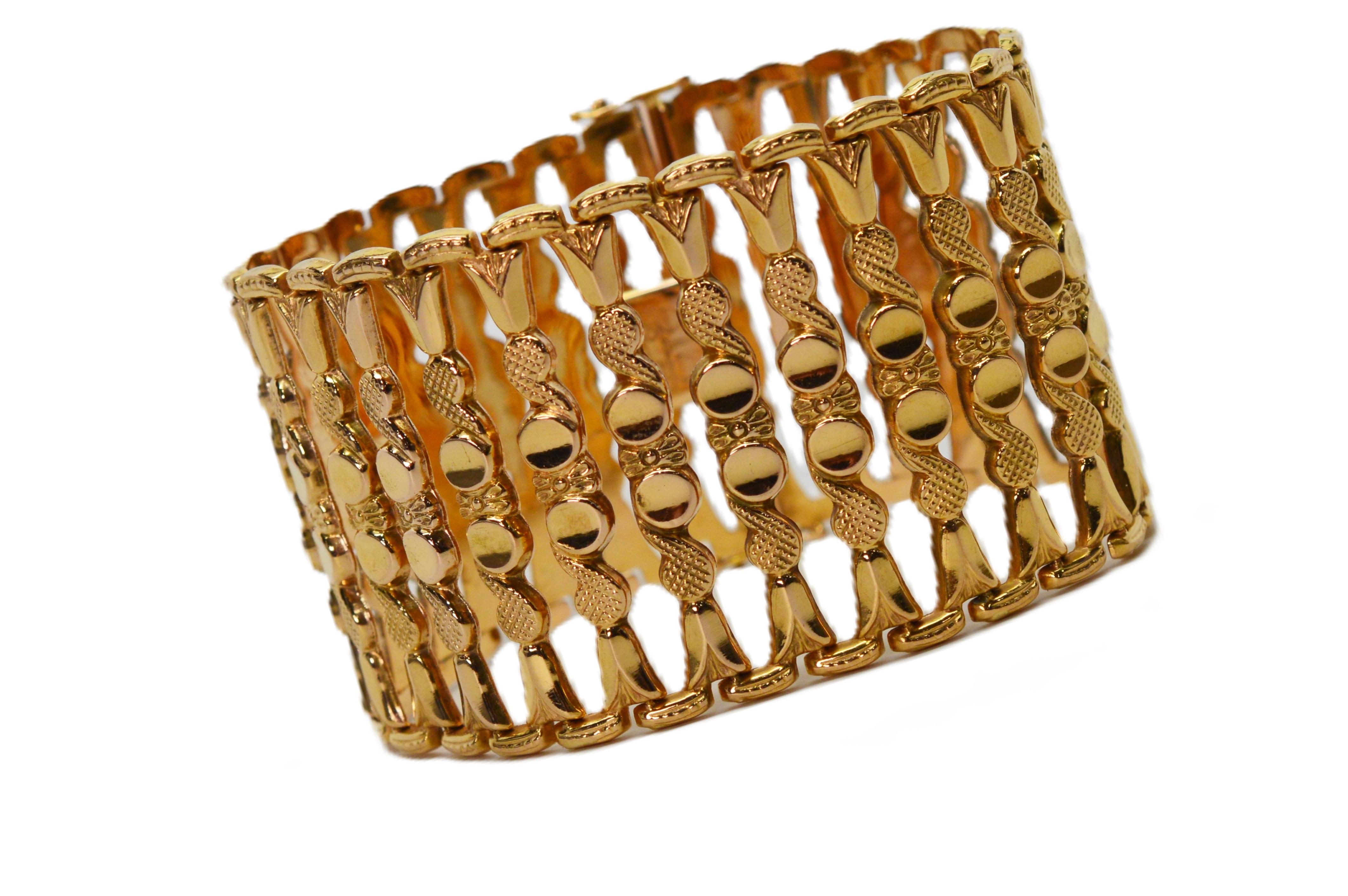 Distinctif, ce remarquable bracelet jaune 18 carats 18 carats sera à coup sûr une pièce maîtresse de votre garde-robe. Ce modèle italien des années 1950, fabriqué à la main  Le bracelet à maillons de l'échelle mesure une largeur substantielle de