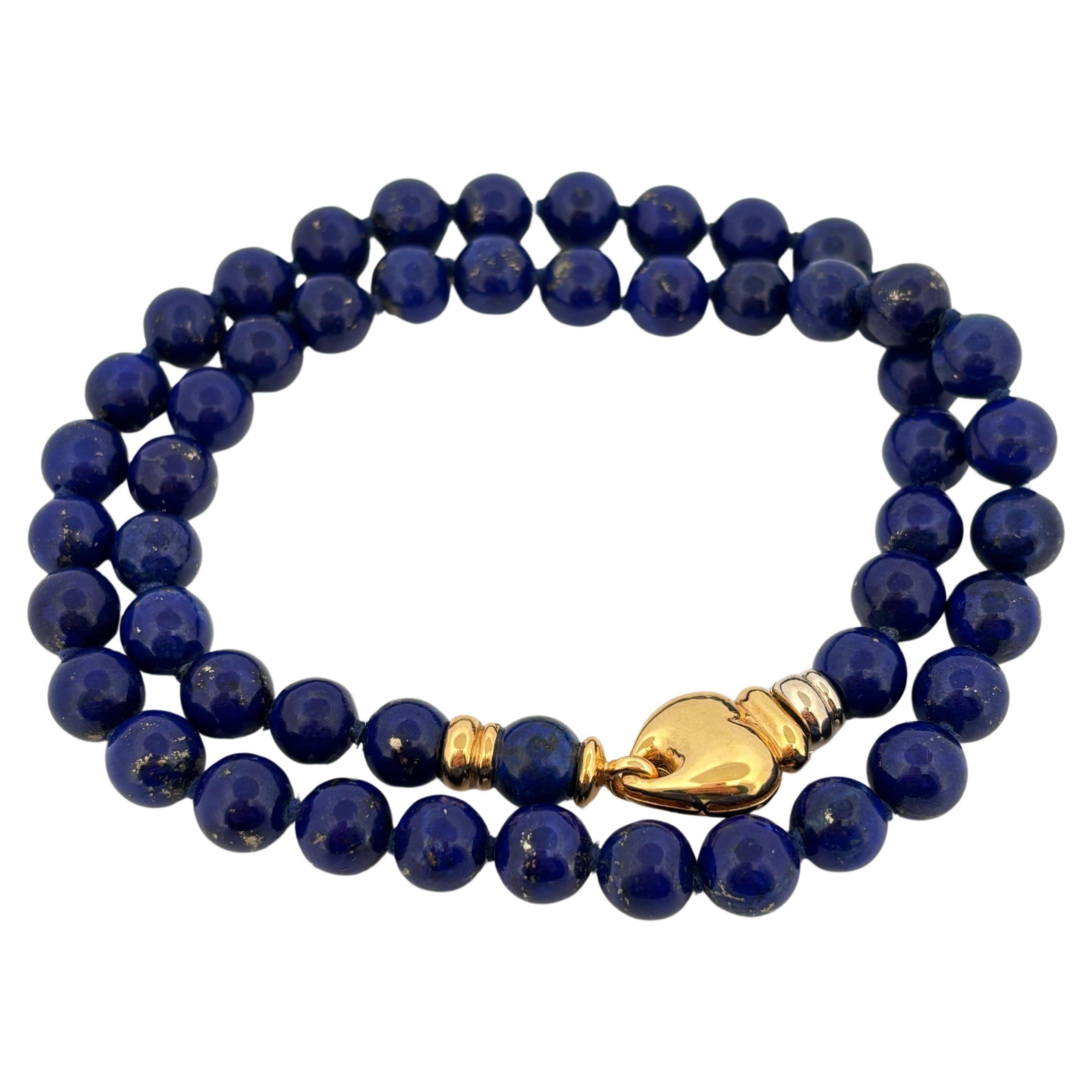 Questa squisita collana di lapislazzuli con perline incarna un'eleganza senza tempo e una raffinata maestria artigianale. Con una lunghezza di 16 pollici e un peso di 42,9 grammi, è composto da perle di lapis lucidate di oltre 7,6 mm, ognuna delle