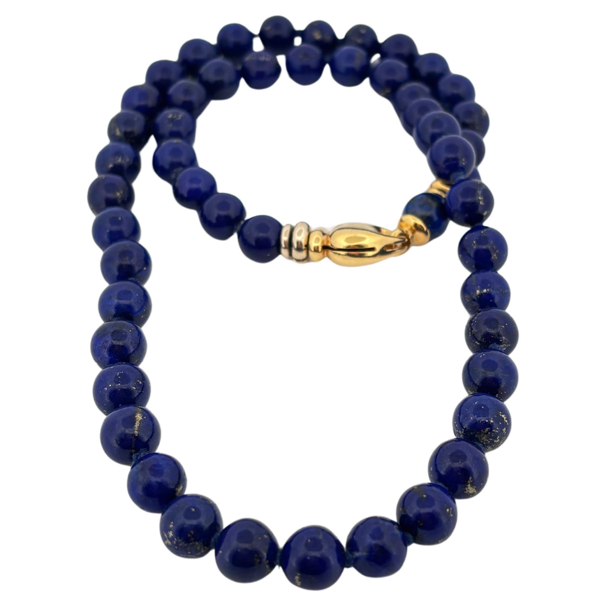 Rétro Collana di perle di lapis blu naturale in oro giallo 18 carati con chiusura a cuore nascosta in vendita