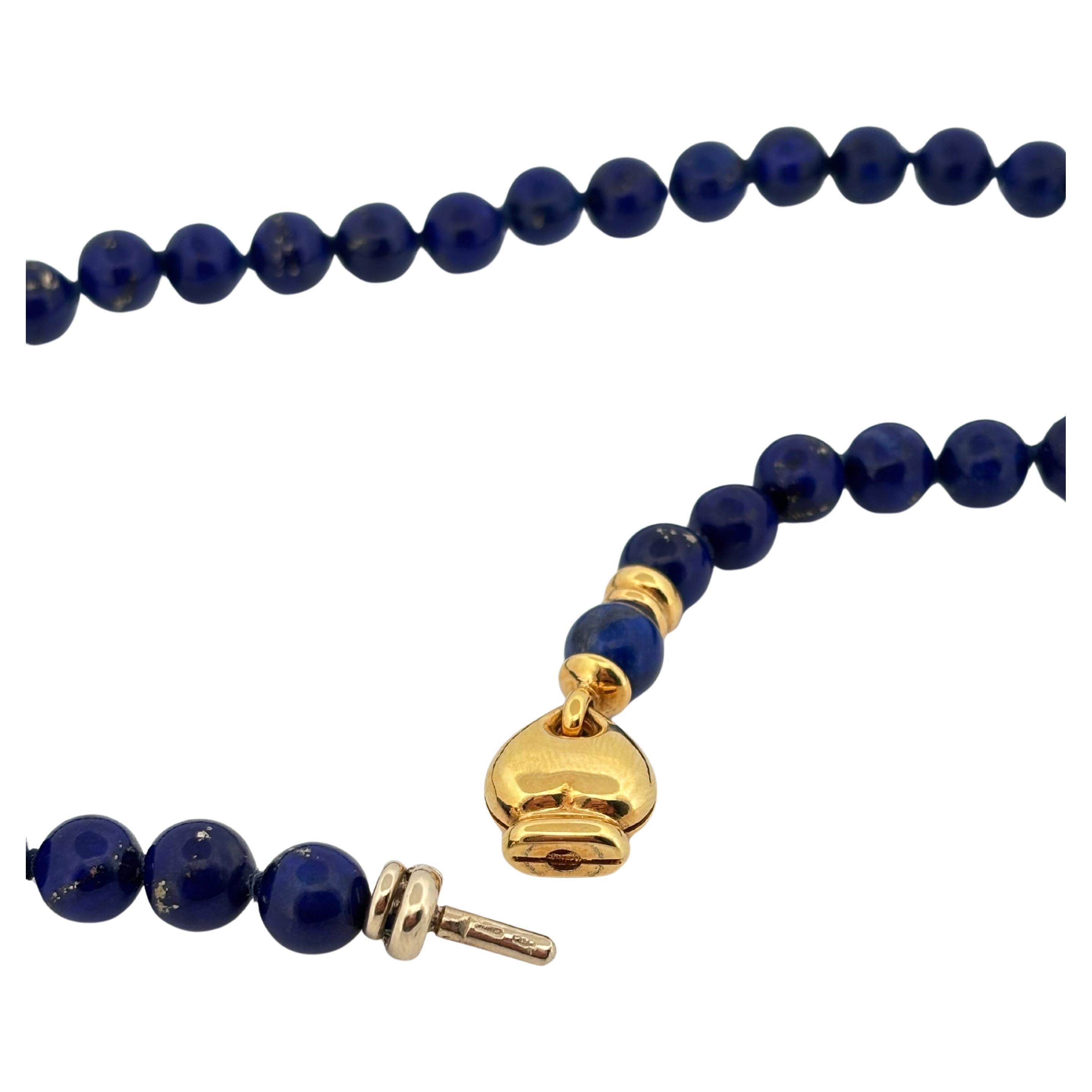 Perlina Collana di perle di lapis blu naturale in oro giallo 18 carati con chiusura a cuore nascosta in vendita