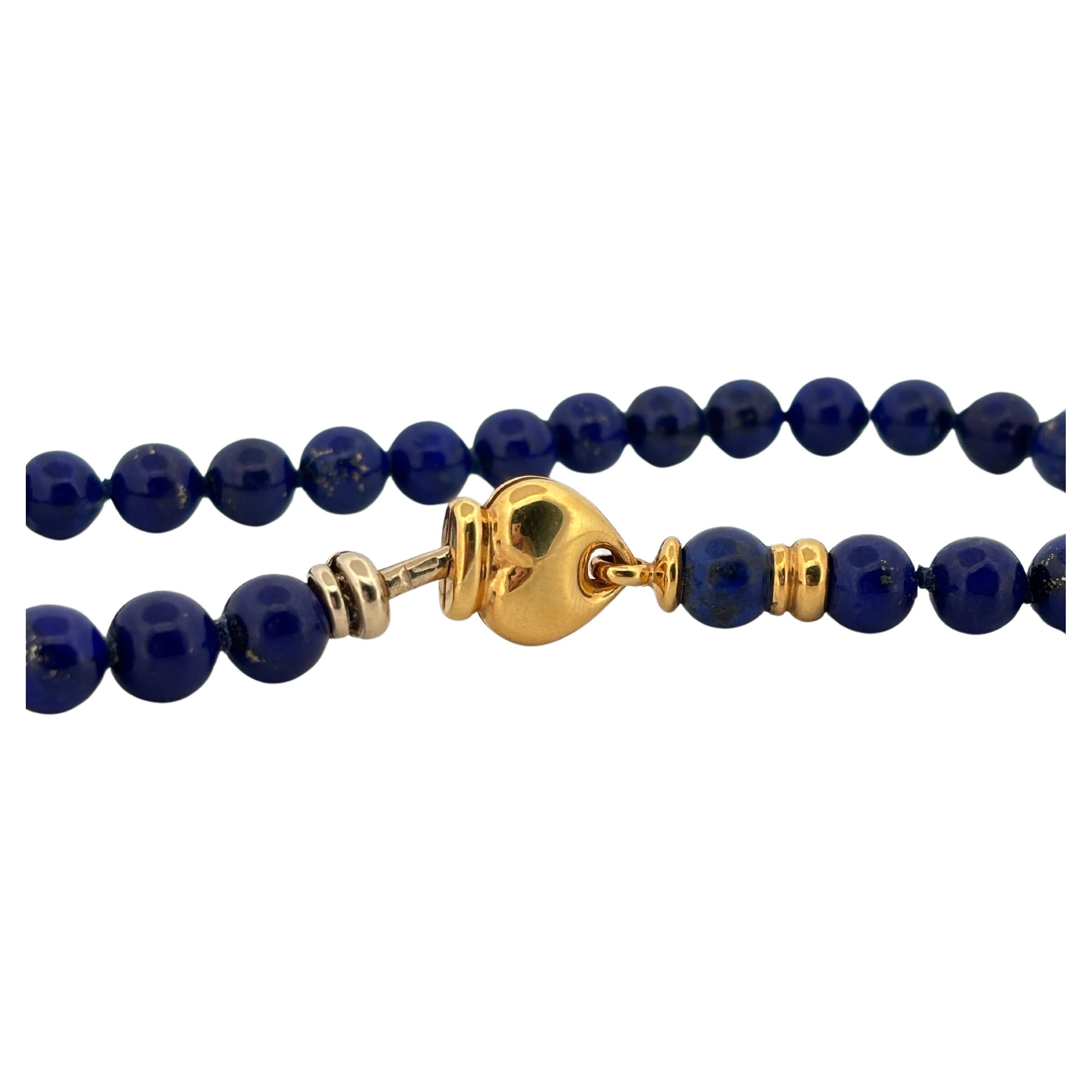 Collana di perle di lapis blu naturale in oro giallo 18 carati con chiusura a cuore nascosta In condizioni buone in vendita a Sewickley, PA