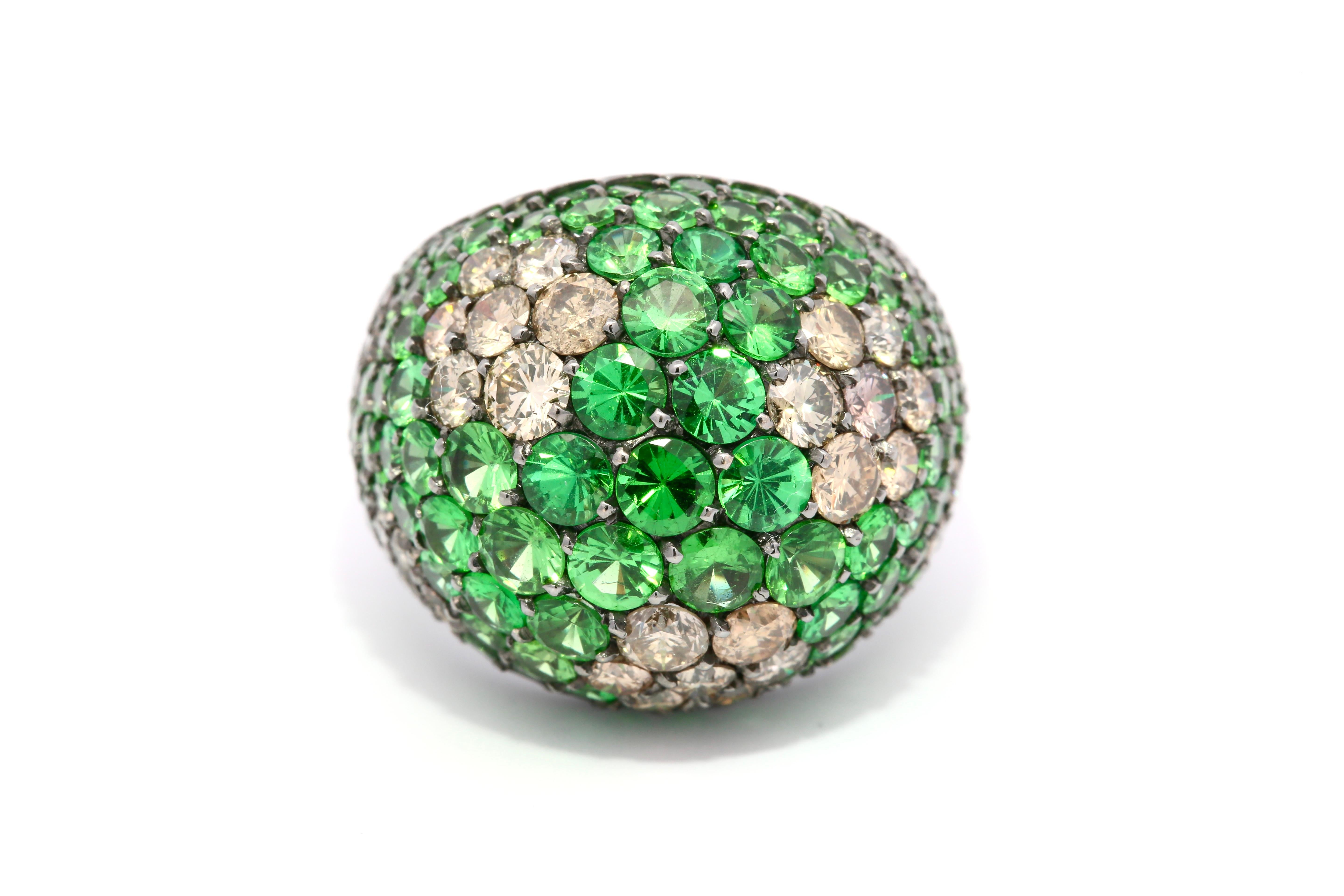 Élevez votre collection de bijoux avec notre bague dôme en or noir 18KT de fabrication italienne, véritable chef-d'œuvre d'artisanat et d'élégance. Cette bague extraordinaire est sertie d'un ensemble éblouissant de 10,96 carats de diamants et de