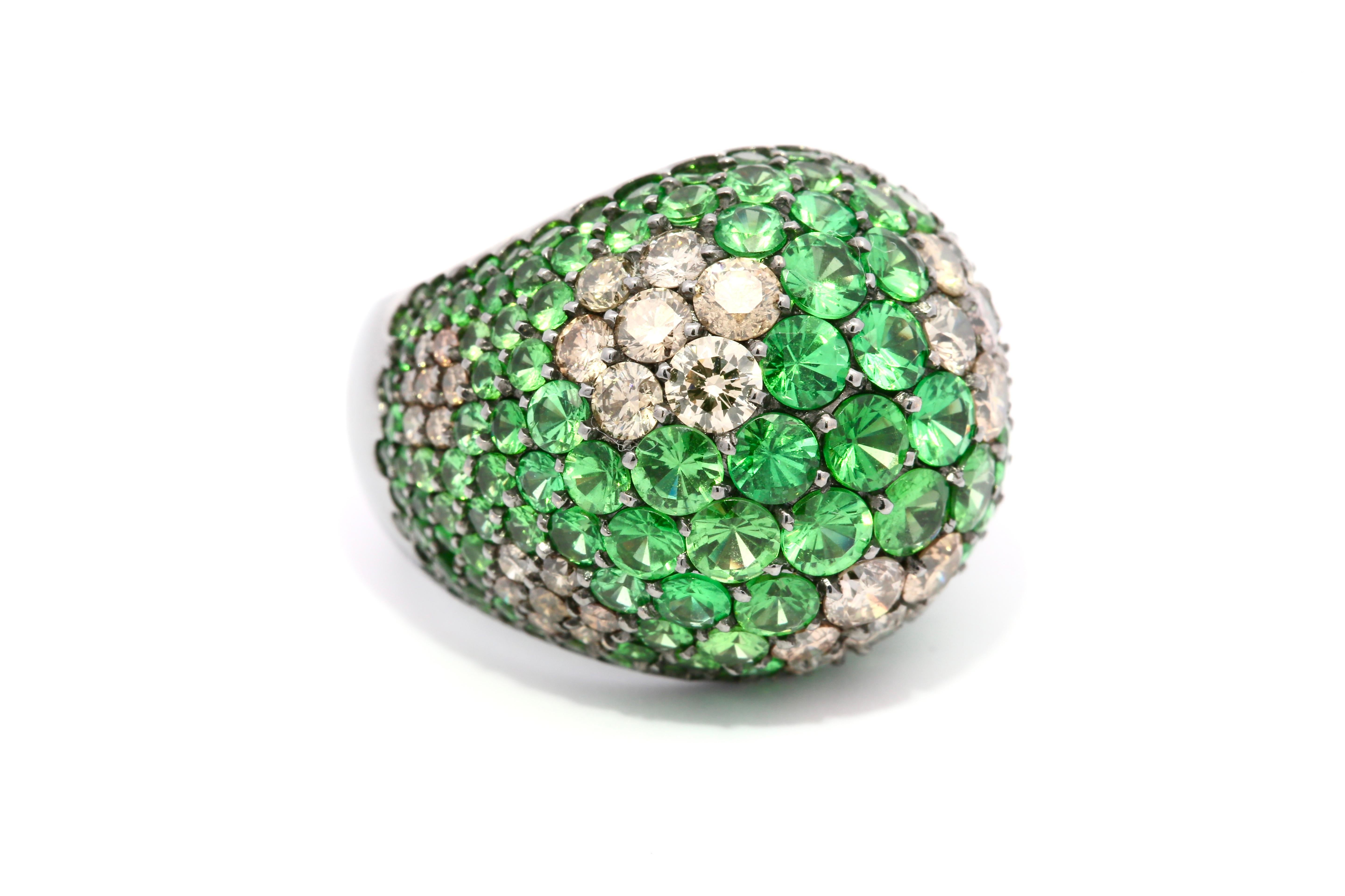 Artiste Bague dôme en or noir 18KT sertie de diamants et de tsavorite, de fabrication italienne en vente