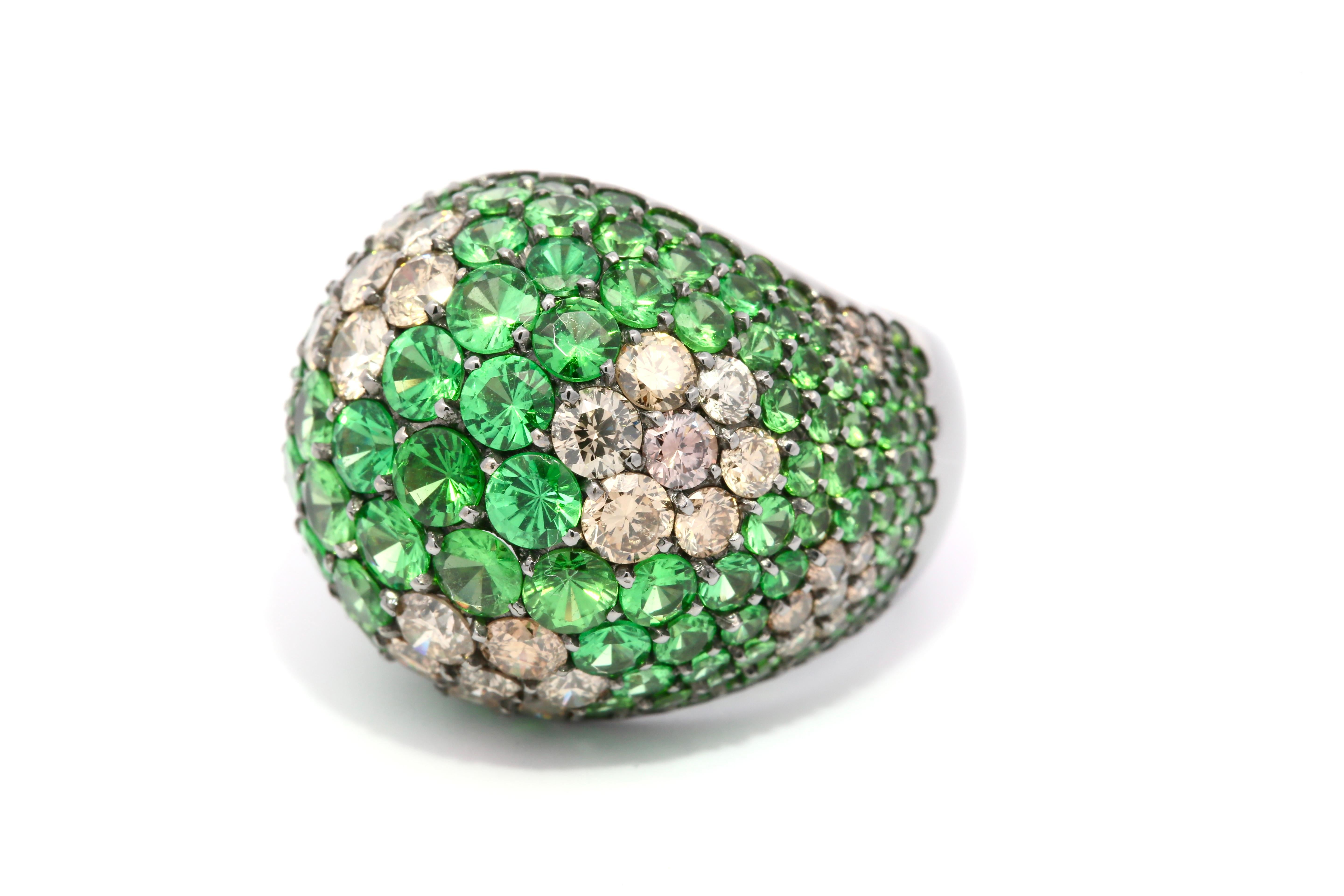 Taille ronde Bague dôme en or noir 18KT sertie de diamants et de tsavorite, de fabrication italienne en vente