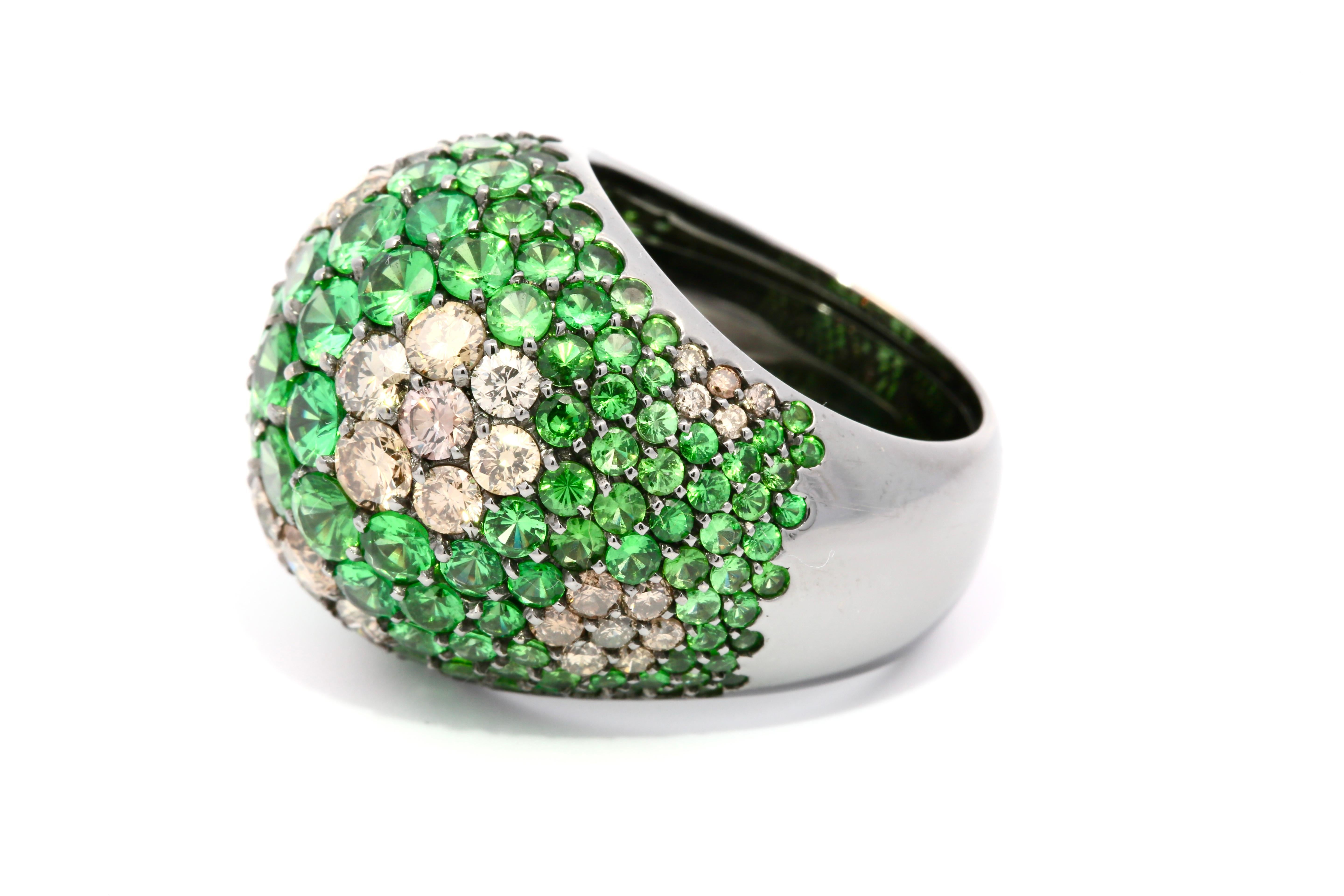 Bague dôme en or noir 18KT sertie de diamants et de tsavorite, de fabrication italienne Neuf - En vente à Ramat Gan, IL