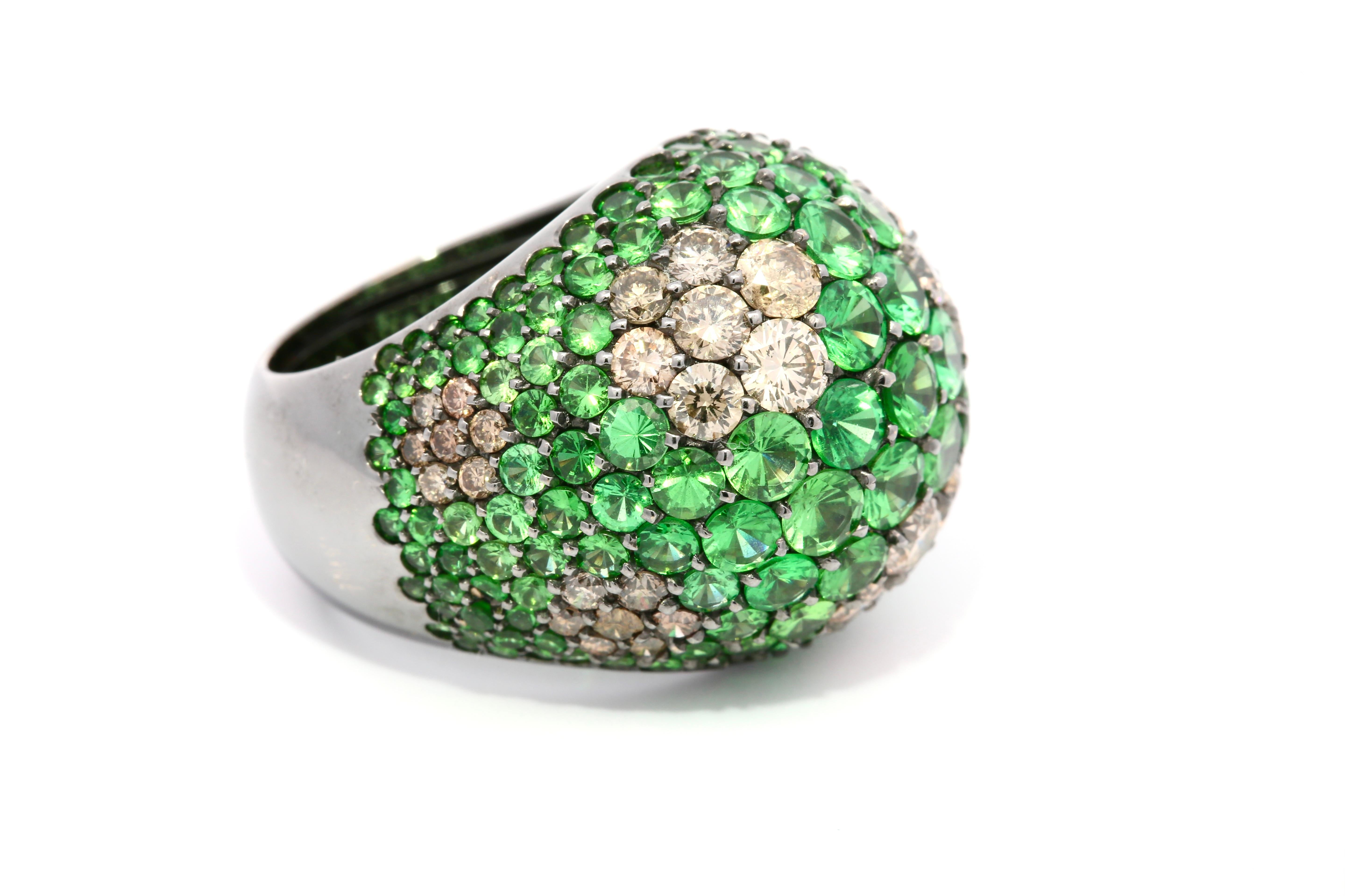 Bague dôme en or noir 18KT sertie de diamants et de tsavorite, de fabrication italienne Pour hommes en vente