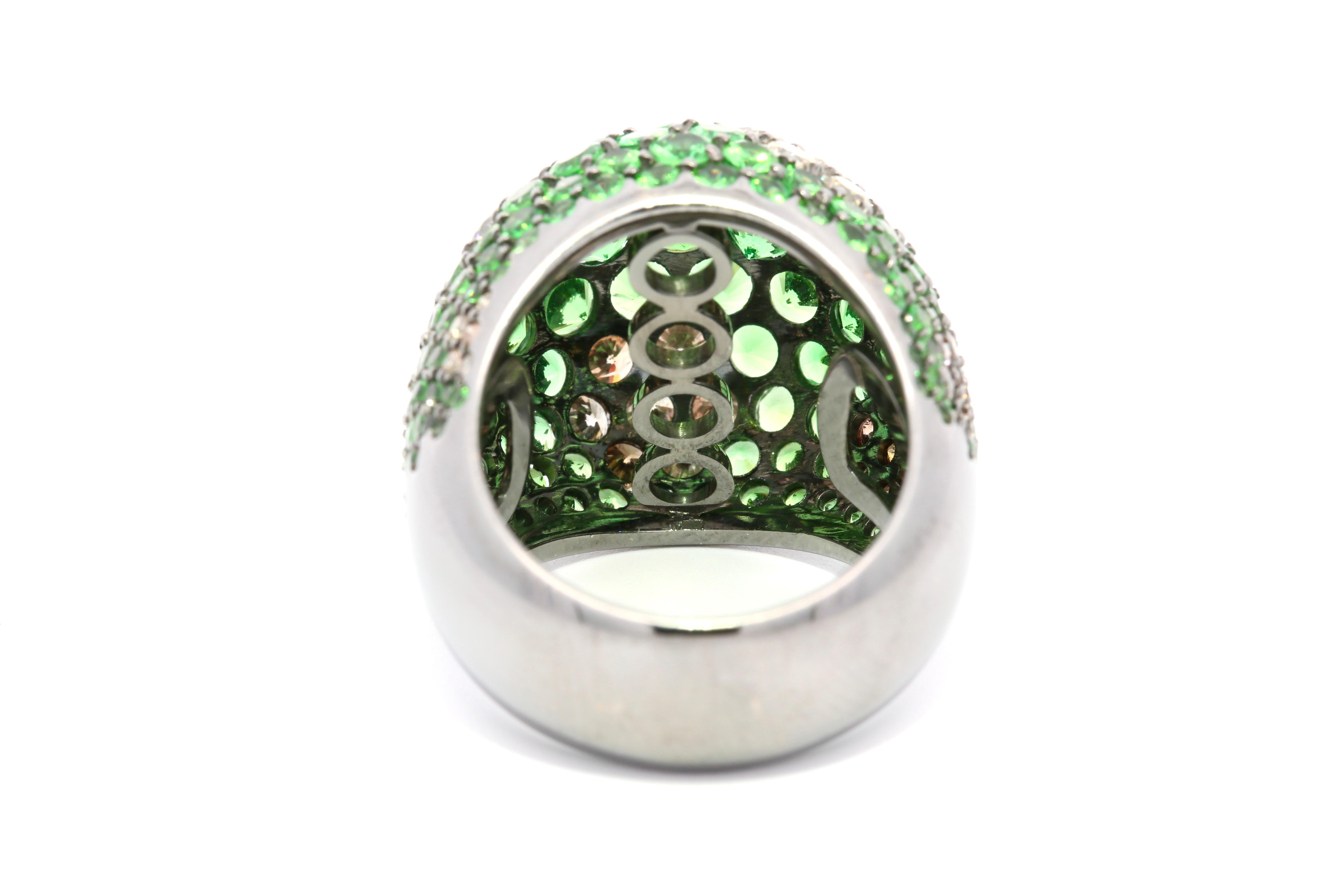 Bague dôme en or noir 18KT sertie de diamants et de tsavorite, de fabrication italienne en vente 1