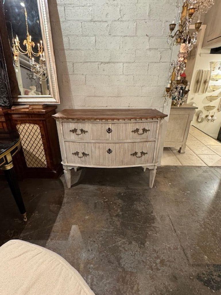 Diese in Italien gefertigten Nachttische sind mit aufwändigen Schnitzereien und bemalten Sockeln versehen und verleihen jedem Schlafzimmer einen Hauch von Eleganz. Die Handwerkskunst dieser Nachttische zeigt sich in den detaillierten Schnitzereien,
