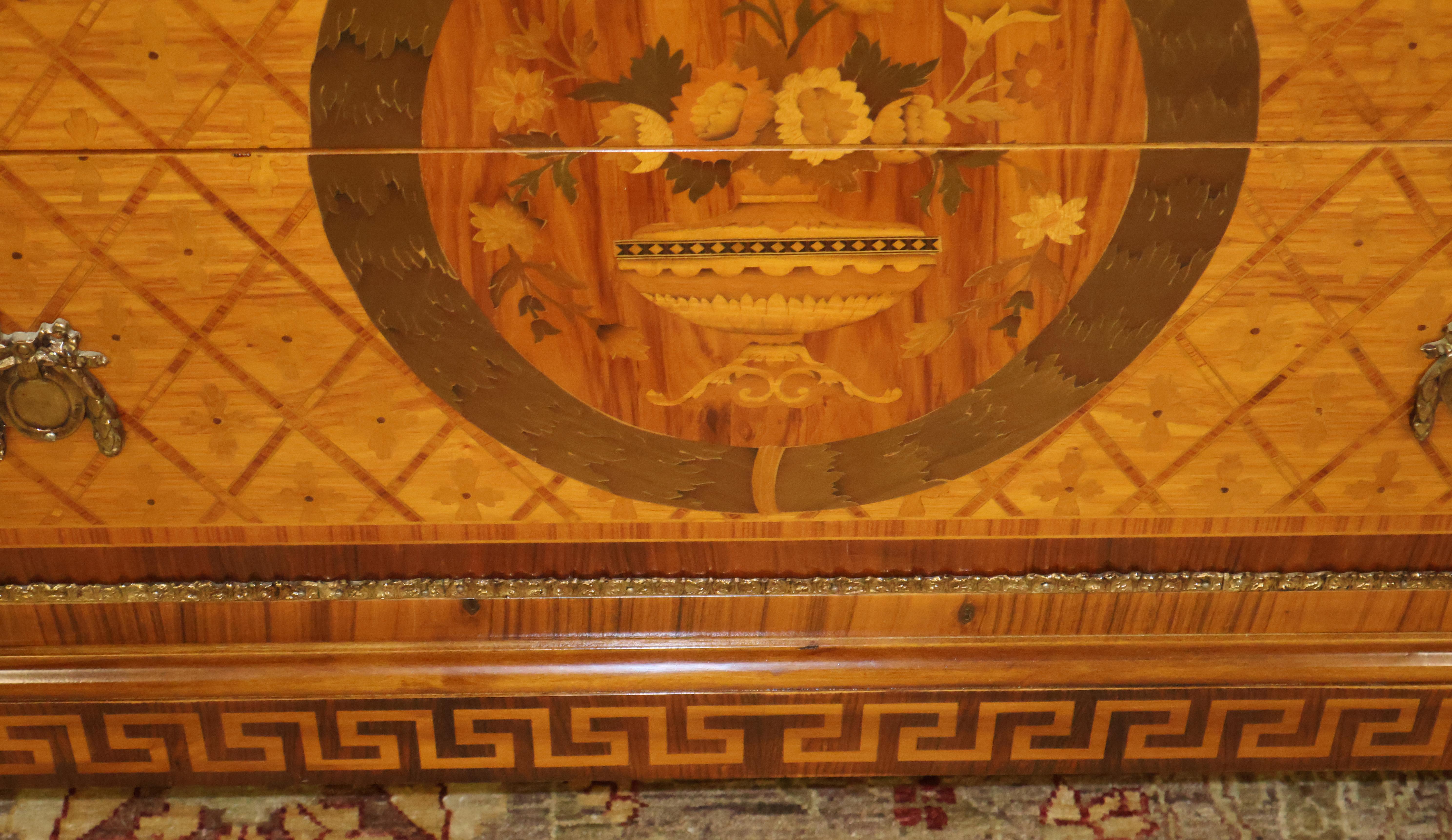 Comò con piano in marmo intarsiato in stile Luigi XVI di fabbricazione italiana in vendita 4