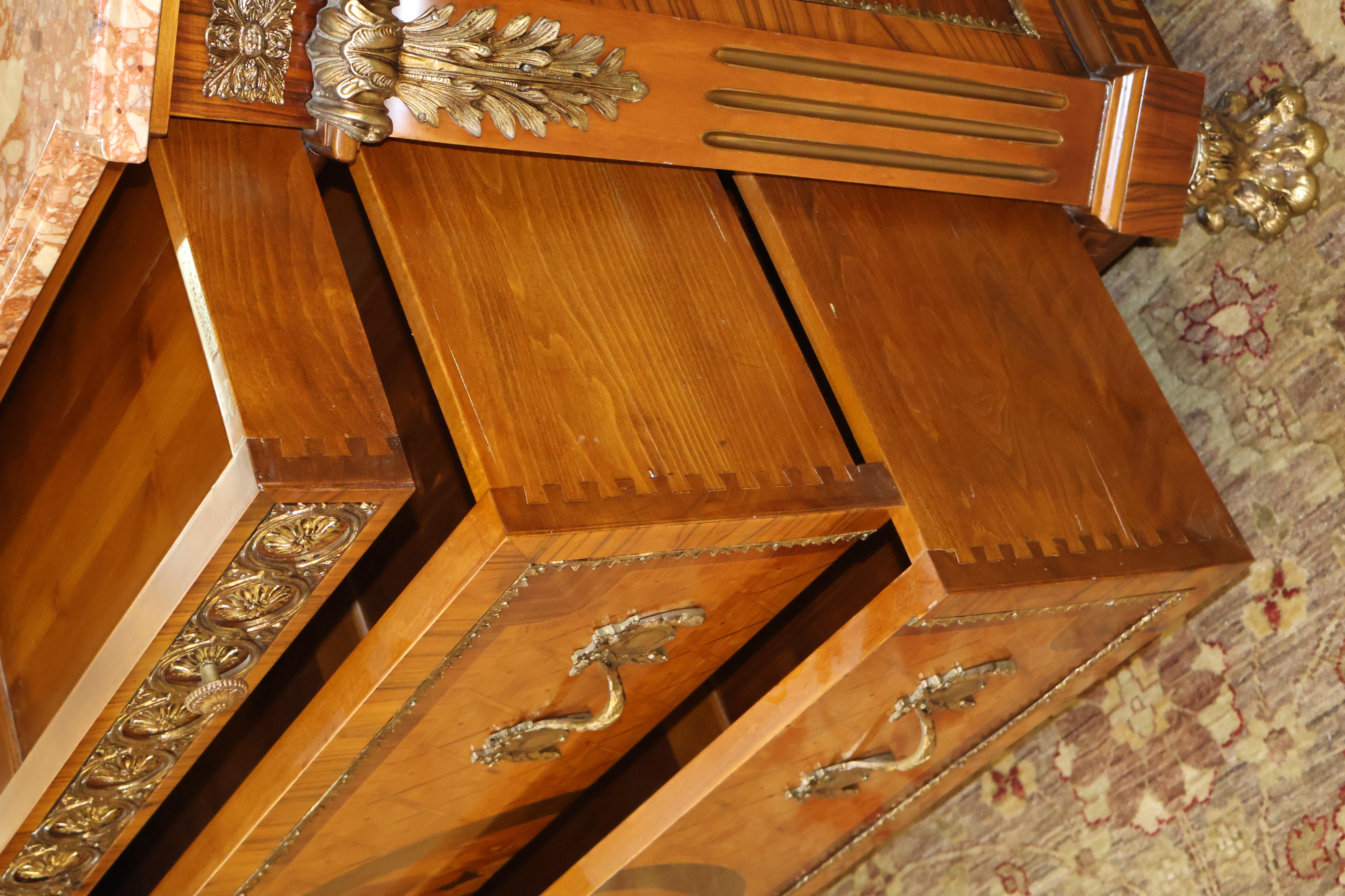 Comò con piano in marmo intarsiato in stile Luigi XVI di fabbricazione italiana in vendita 5