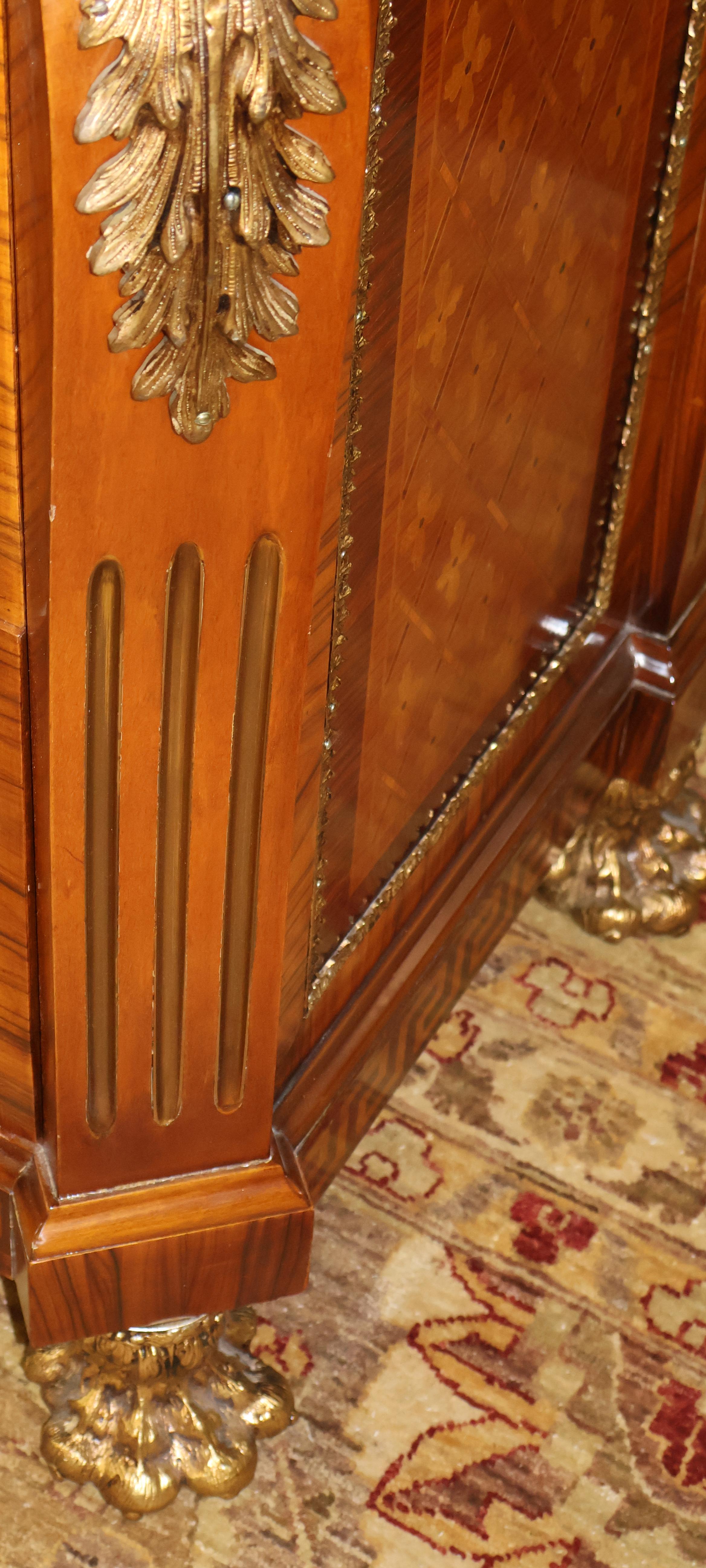 Comò con piano in marmo intarsiato in stile Luigi XVI di fabbricazione italiana in vendita 10