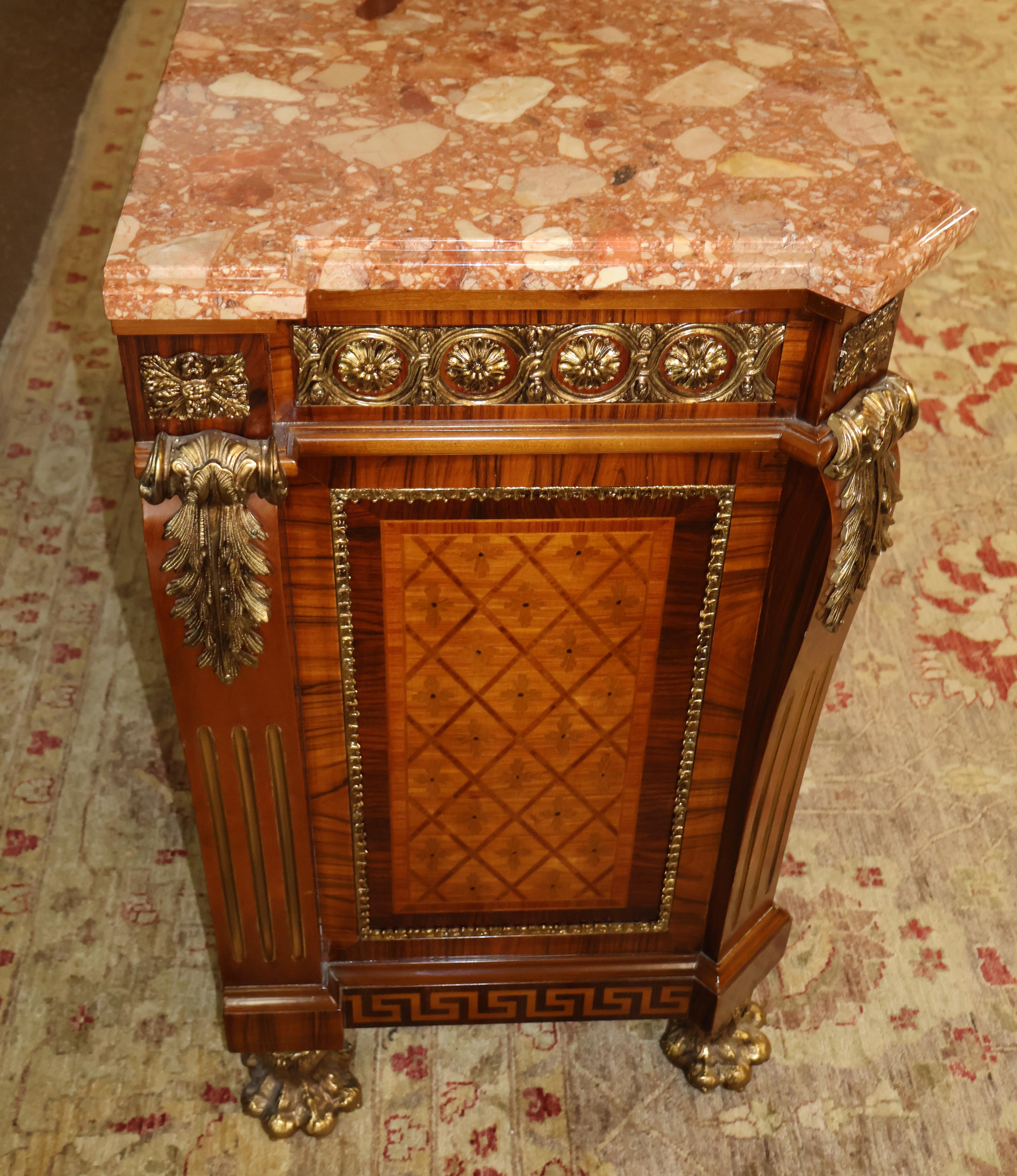 Legno di seta Comò con piano in marmo intarsiato in stile Luigi XVI di fabbricazione italiana in vendita