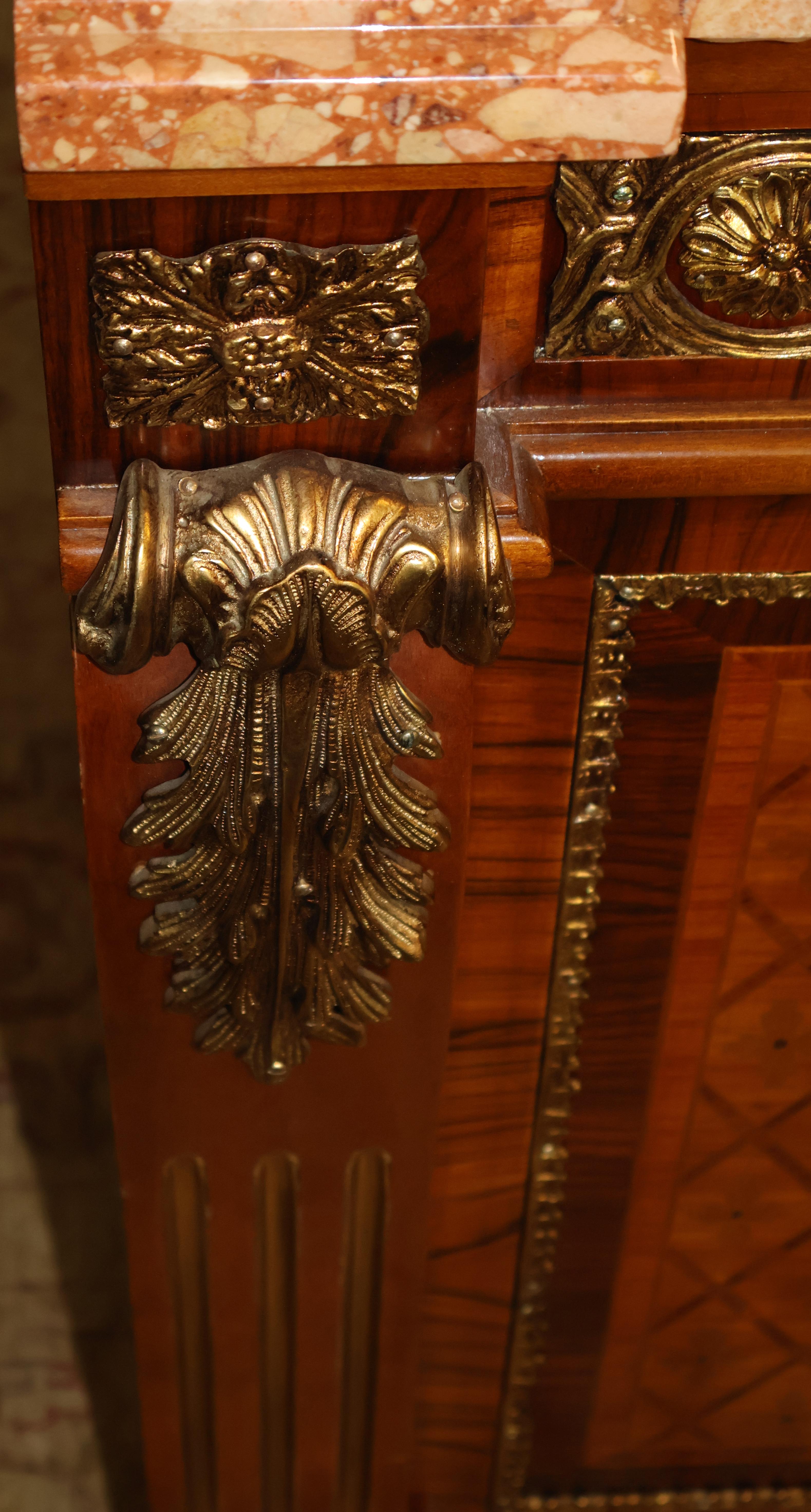 Comò con piano in marmo intarsiato in stile Luigi XVI di fabbricazione italiana in vendita 1