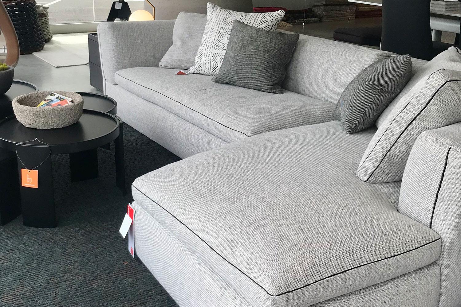Nubby Woven Pearl Colored Upholstered Italian Made Sectional Sofa, Cassina In Excellent Condition In Tulsa, OK