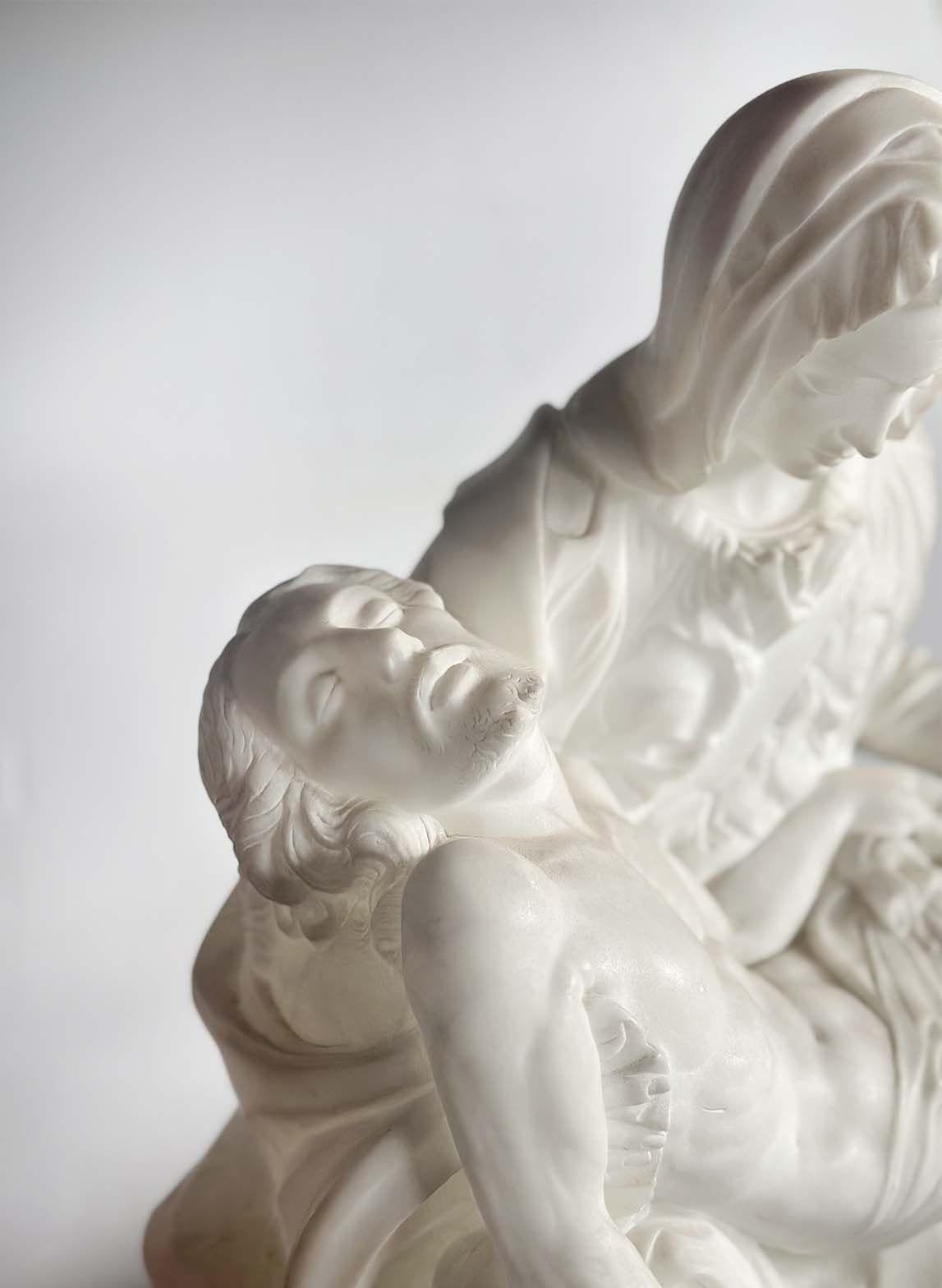 Italian 'Madonna della Pietà' Marble Sculpture after Michelangelo In Good Condition For Sale In Los Angeles, CA