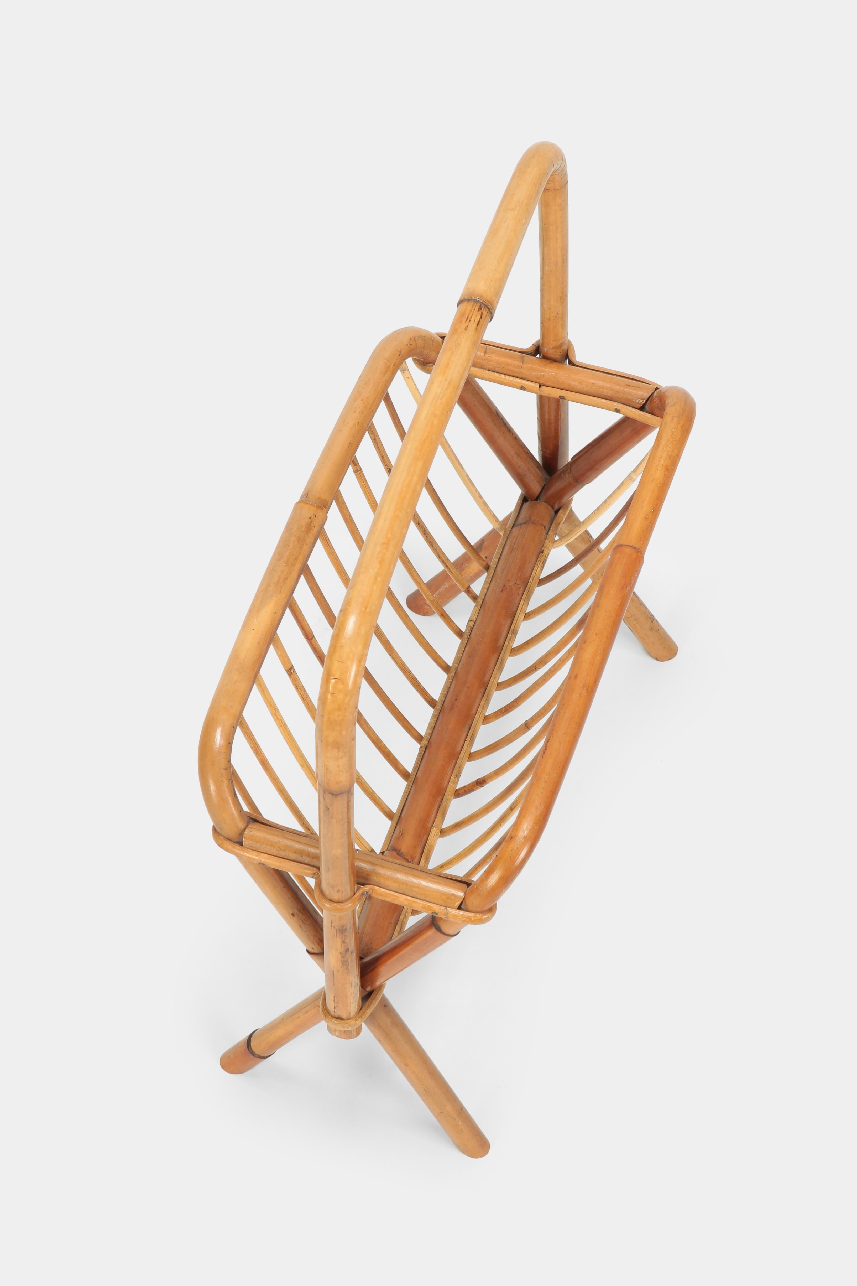 Magazine rack manufactured by Bonvicino in the 1950s in Italy. Simple magazine rack made of bent bamboo.
 
