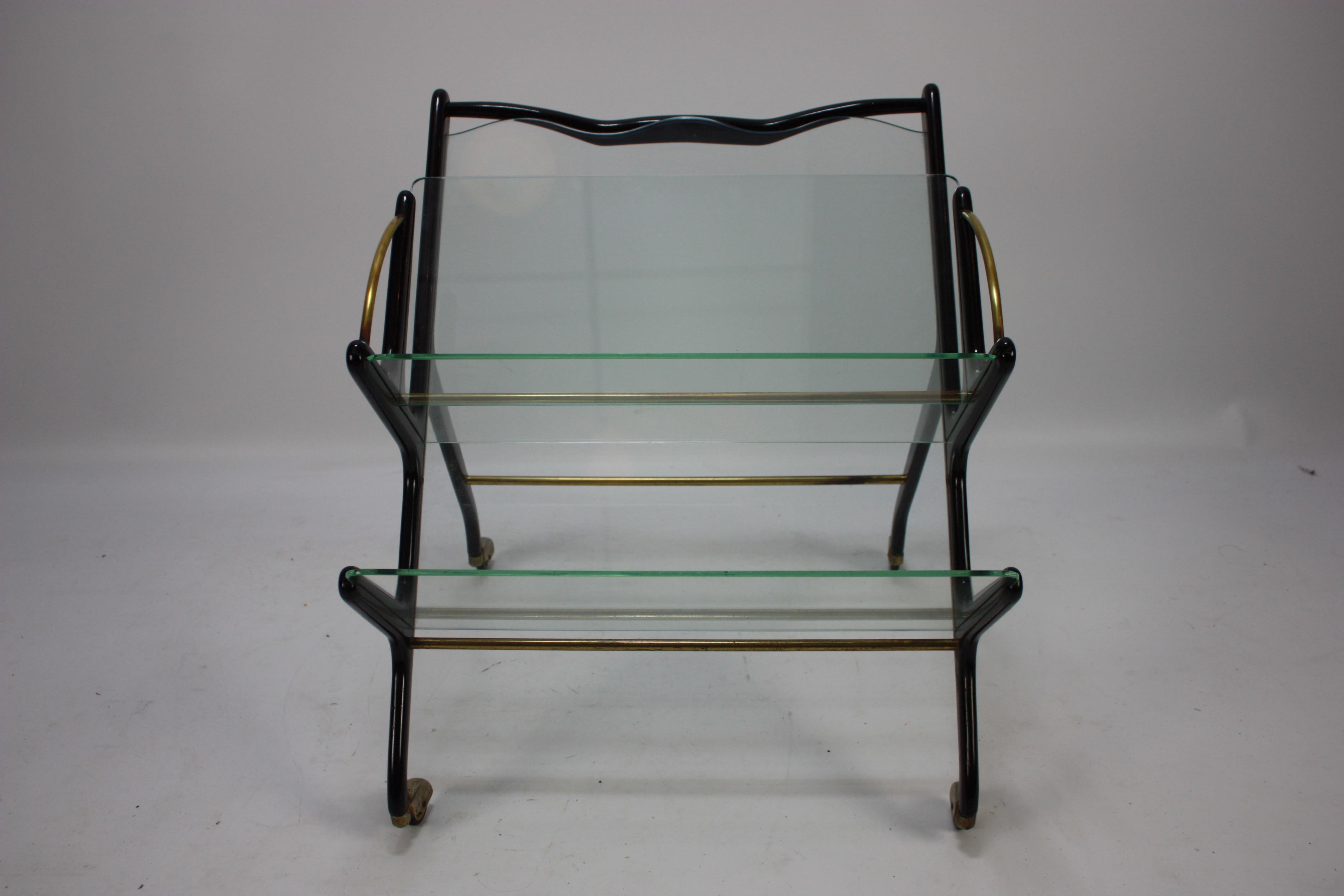 Wonderful Ico Parisi piece from the 1950s. Made of black lacquered mahogany with original brass wheels. Very well shaped and in very good condition.
Can be used for magazines, papers or just as a piece of art.