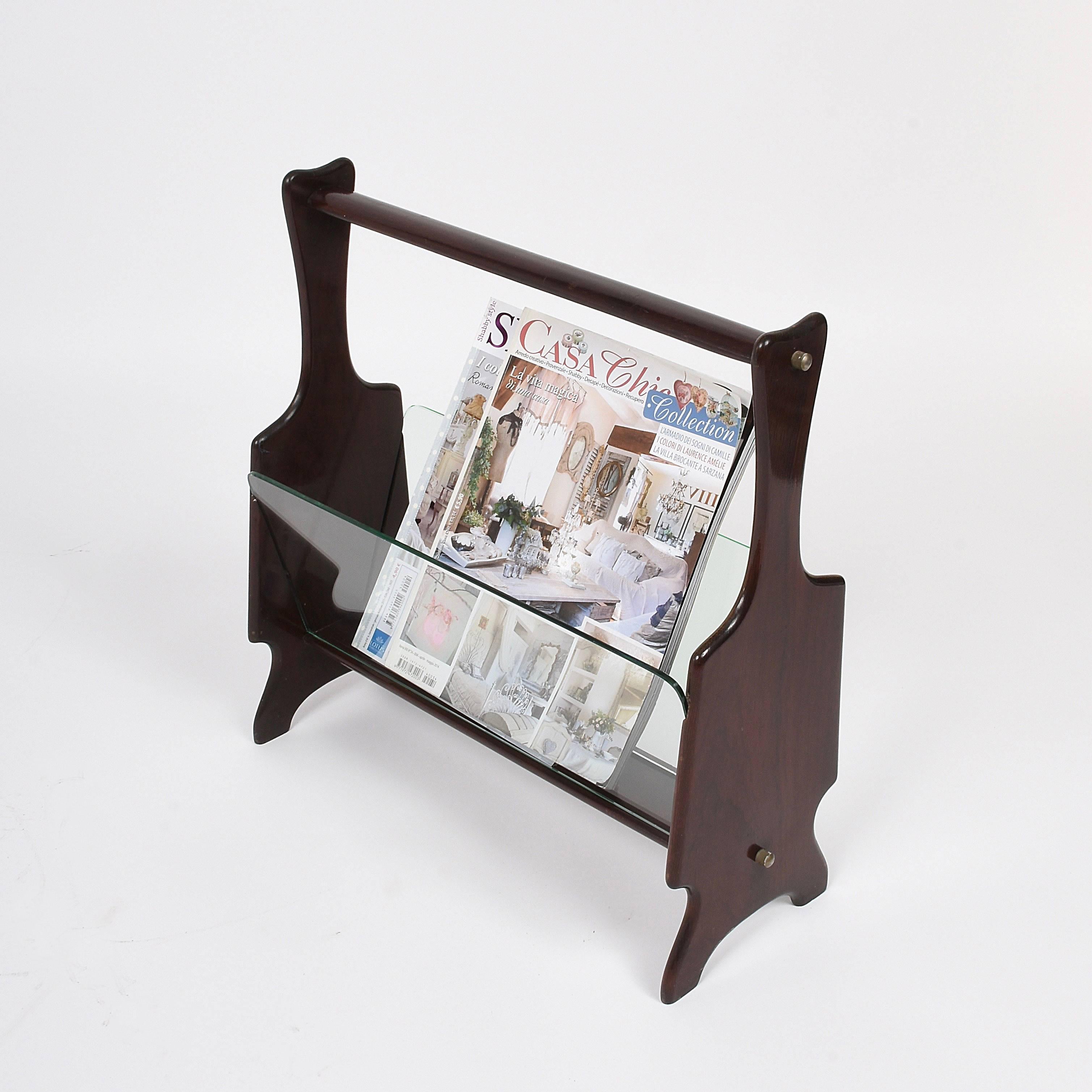 Lovely Italian magazine rack attributed to Ico Parisi. Manufactured in the 1950s. Made of lacquered mahogany wood with glass side panels and visible brass screws
