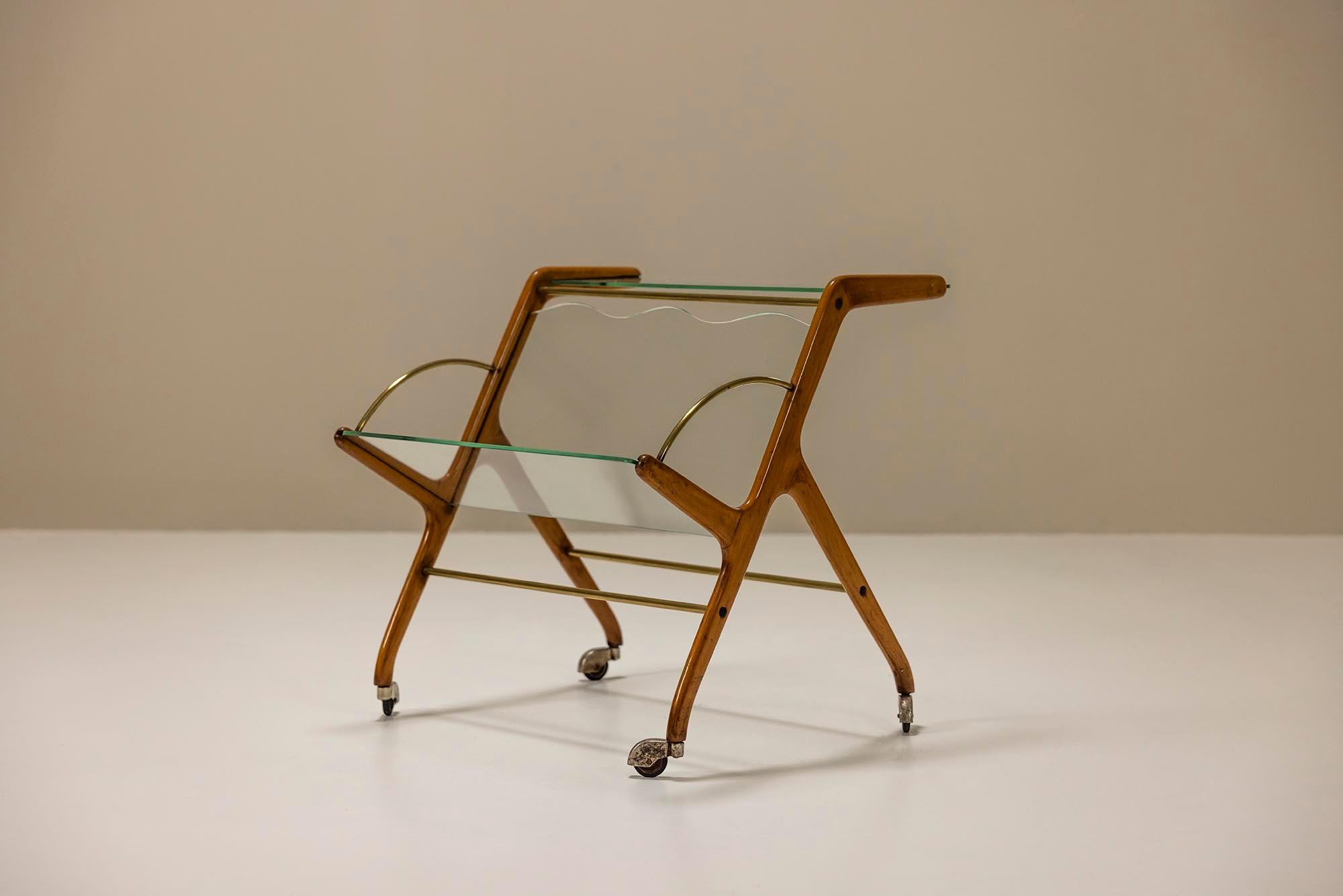 This trolley is made of cherry wood and is strongly reminiscent of Ico Parisi in style and design.

Design

The highly stylized frame is made in a traditional manner and we see the tooth connections on the upper glass holders and a pin-in-hole