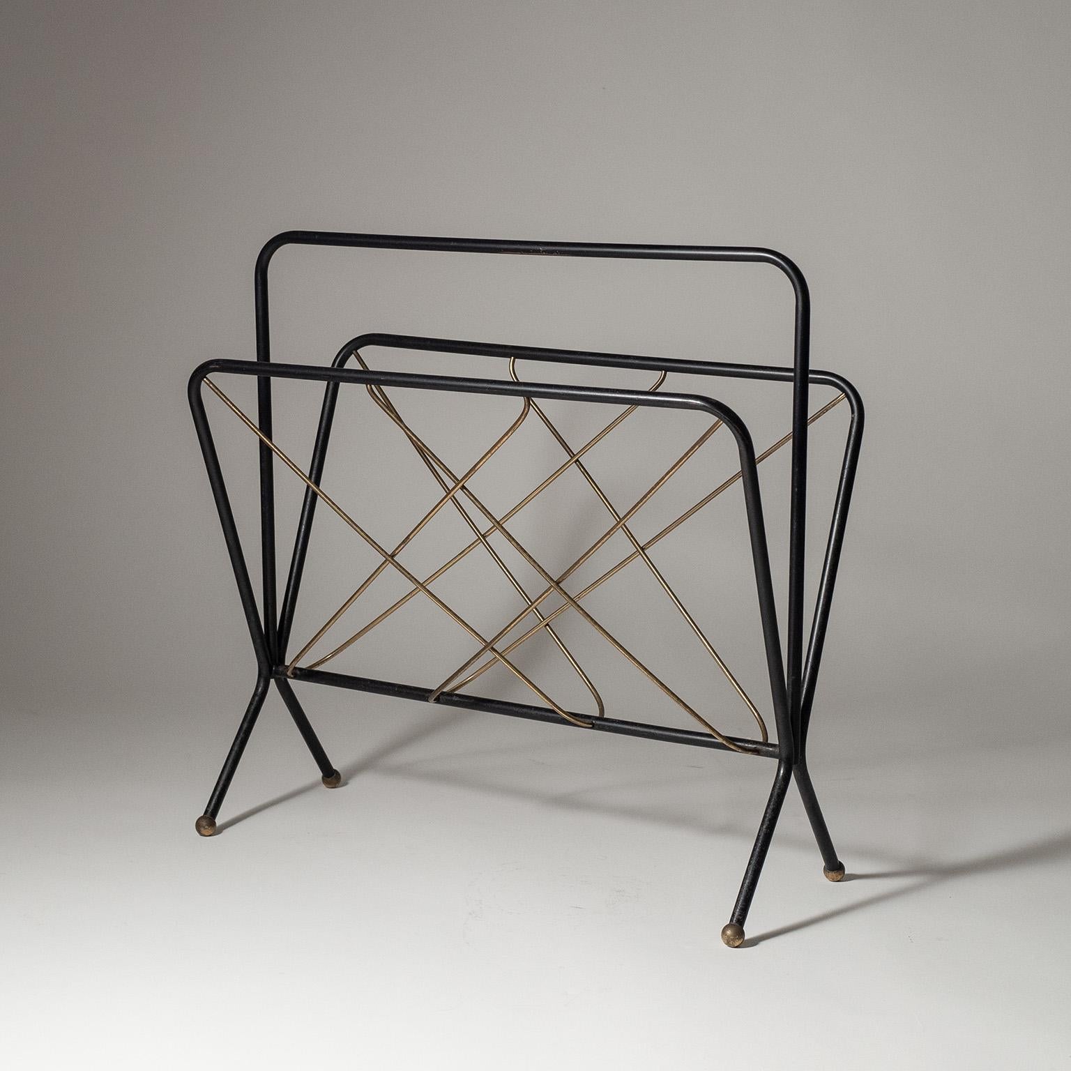 Fine Italian mid-century magazine stand from the 1950s. Blackened steel frame with brass 