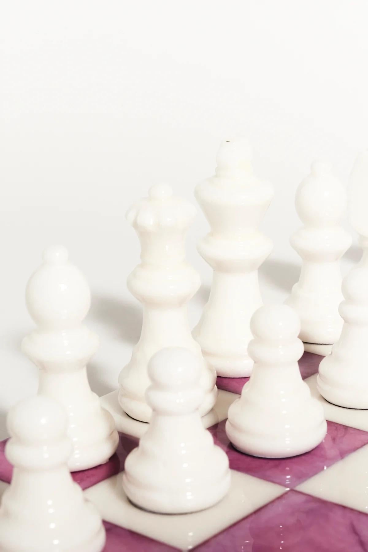 Italian Magenta / White Large Alabaster Marble Chess Set In New Condition For Sale In New York, NY