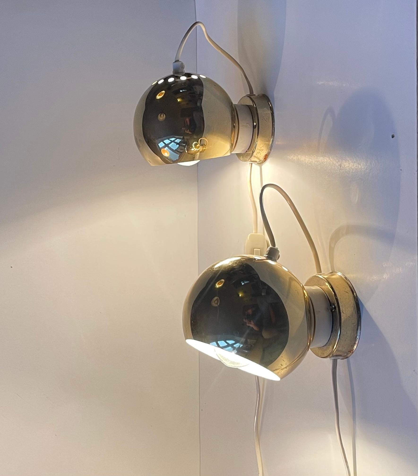 Una coppia di luci magnetiche da parete o da comodino completamente regolabili. Composto da acciaio dorato-cromato. Finitura a specchio. Design/One: Compadori Reggiani. Progettata in Italia negli anni '60. Questo set risale agli anni '70. 

Misure: