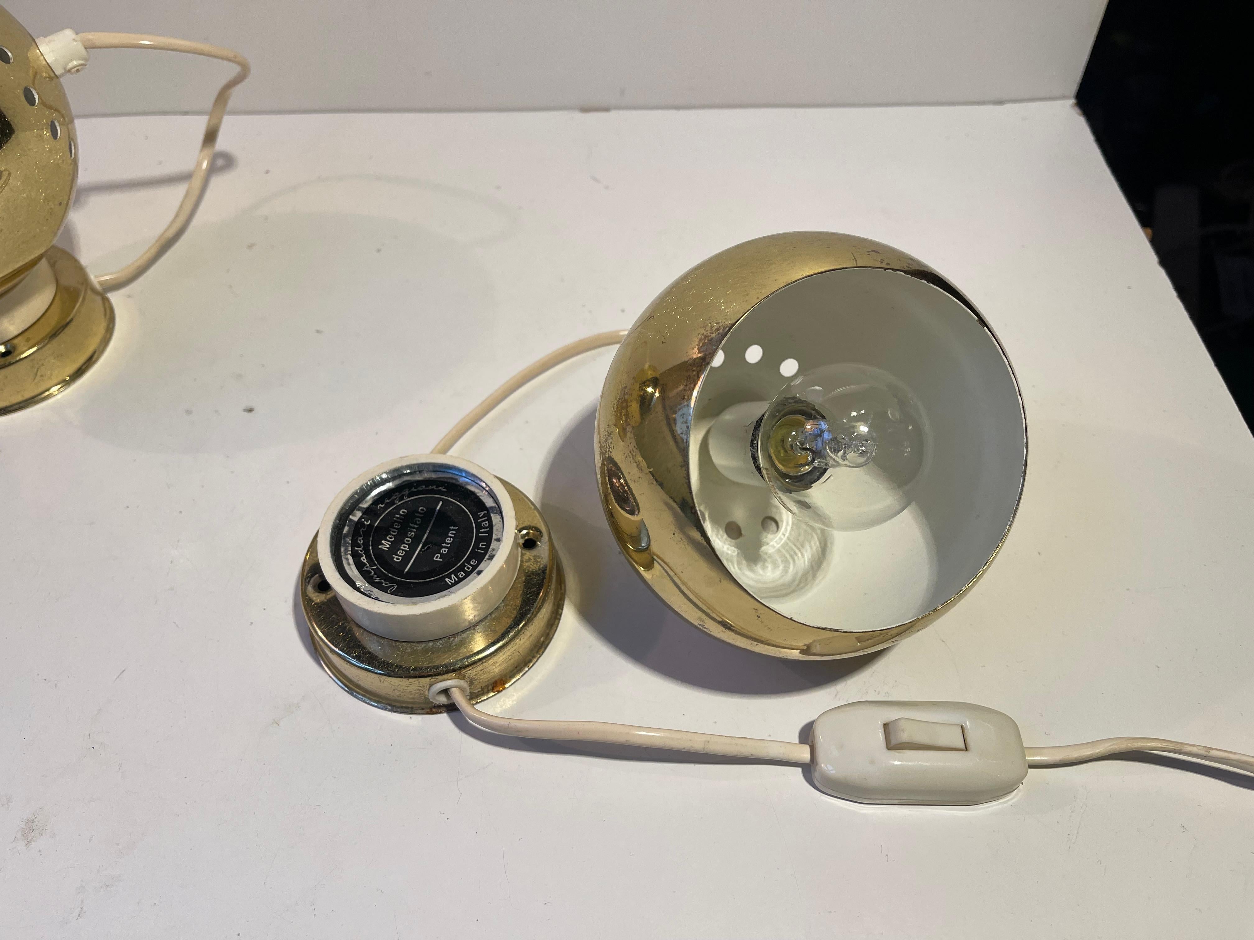 Metà XX secolo Lampade da parete magnetiche italiane Golden Globe di Compadori Reggiani in vendita