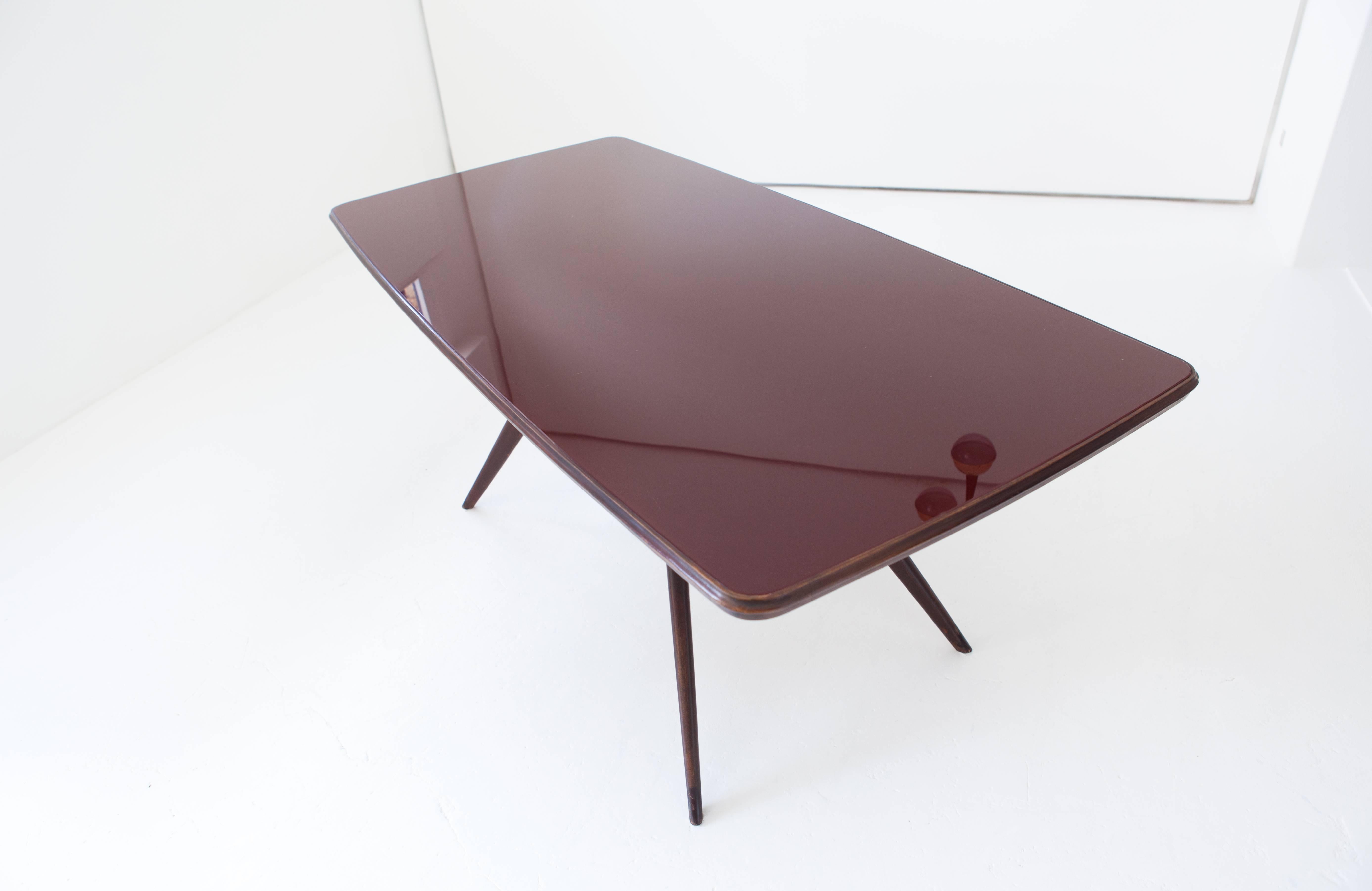 A modern dining rectangular table manufactured in Italy in 1950s
Solid mahogany wood, brick red / bordeaux retro-lacquered glass top
Some of our clients use this king of sculptural and airy objects as a desk or a conference table.
The designer is