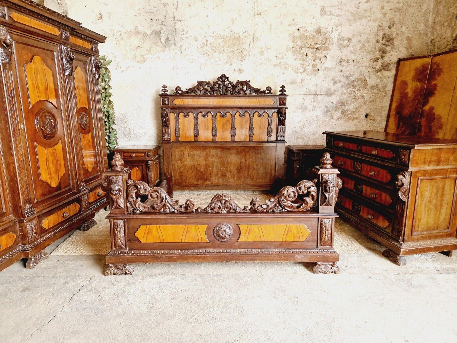 Dieses exquisite 5-teilige Schlafzimmerset besteht aus einem prächtigen Kingsize-Bett mit einem beeindruckenden Kopf- und Fußteil im Renaissance-Stil, das aus schönem Mahagoniholz gefertigt ist. Das Bett hat eine fabelhafte geschnitzte Putten