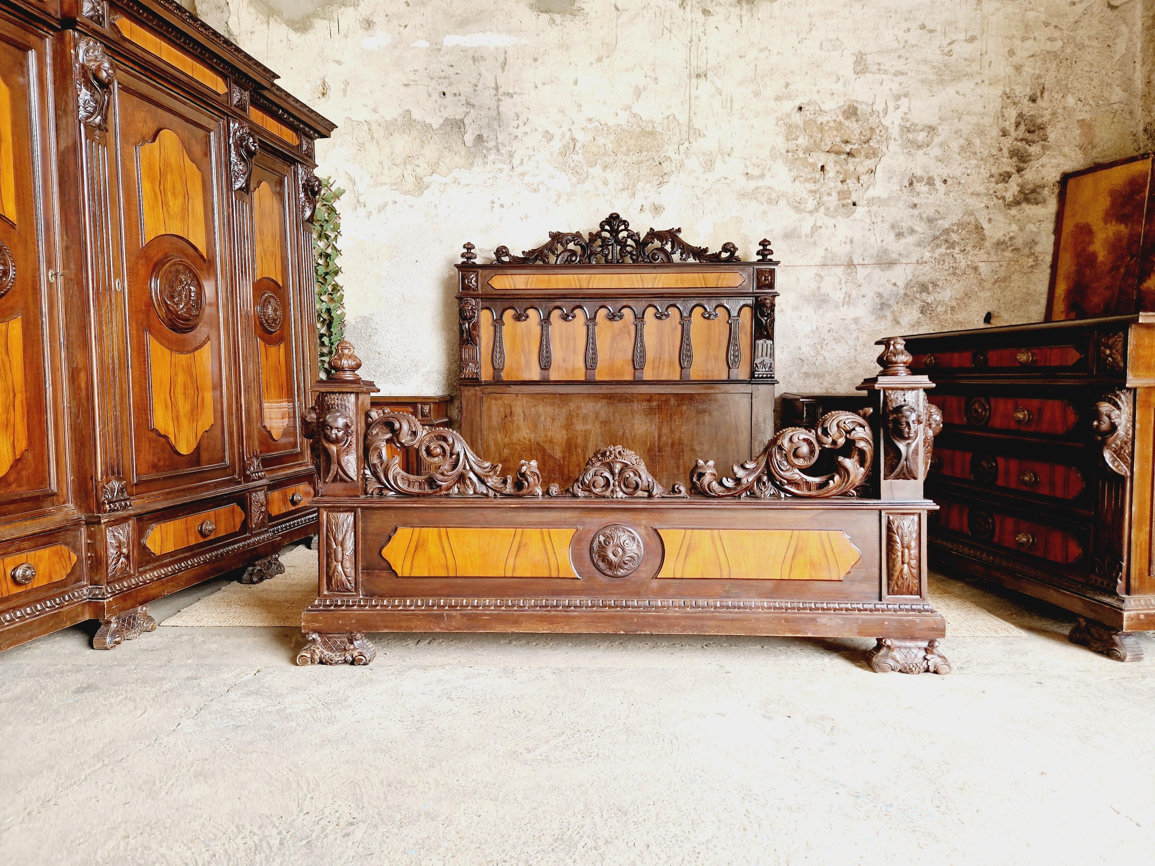 Ensemble de chambre à coucher en acajou antique Renaissance italienne  en vente 3