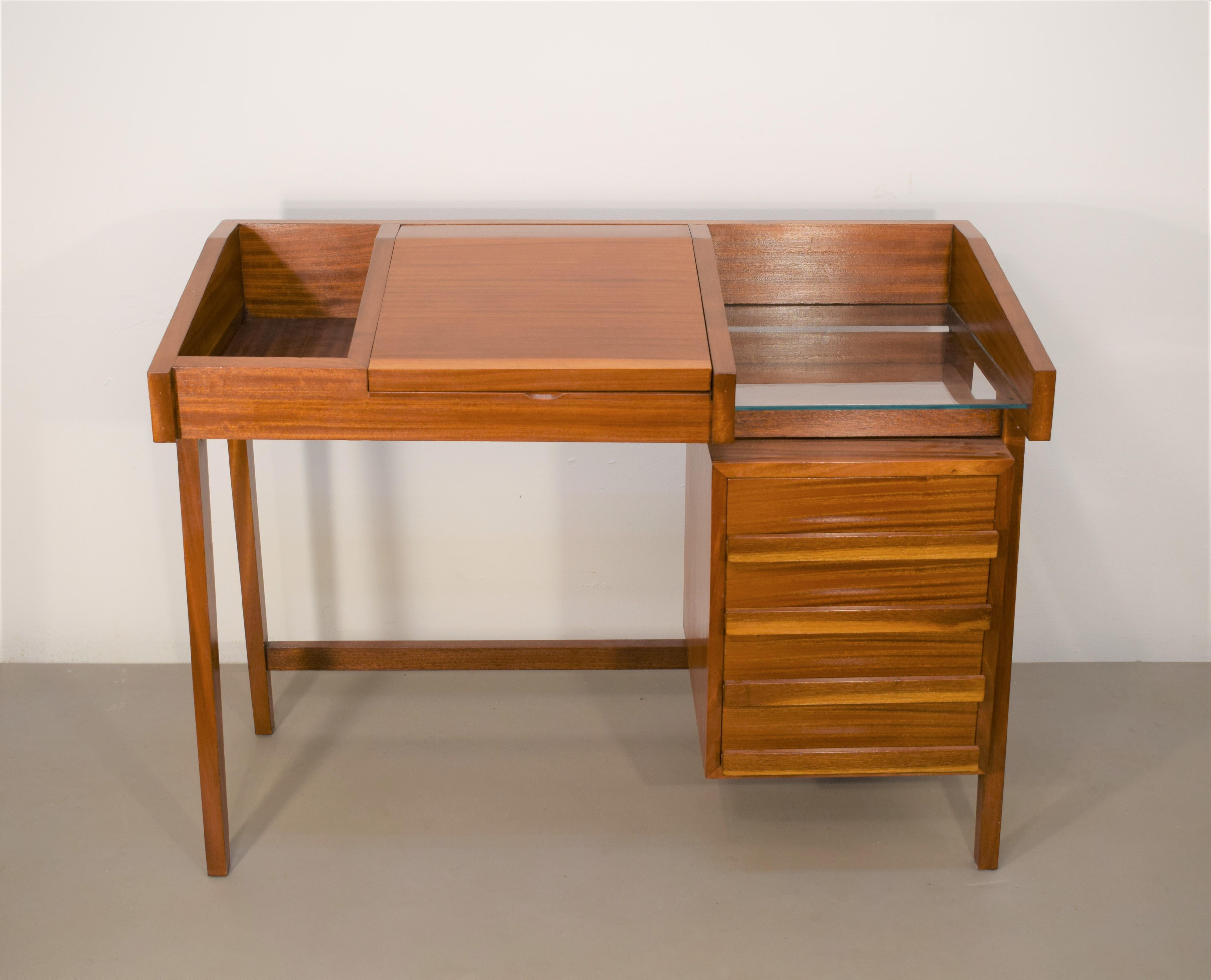 Italian mahogany desk, 1960s.

Dimensions: H= 78 cm; W= 105 cm; D= 51 cm.