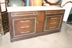 Commode italienne en acajou de style néoclassique des années 1940 avec dessus en marbre monté sur bronze