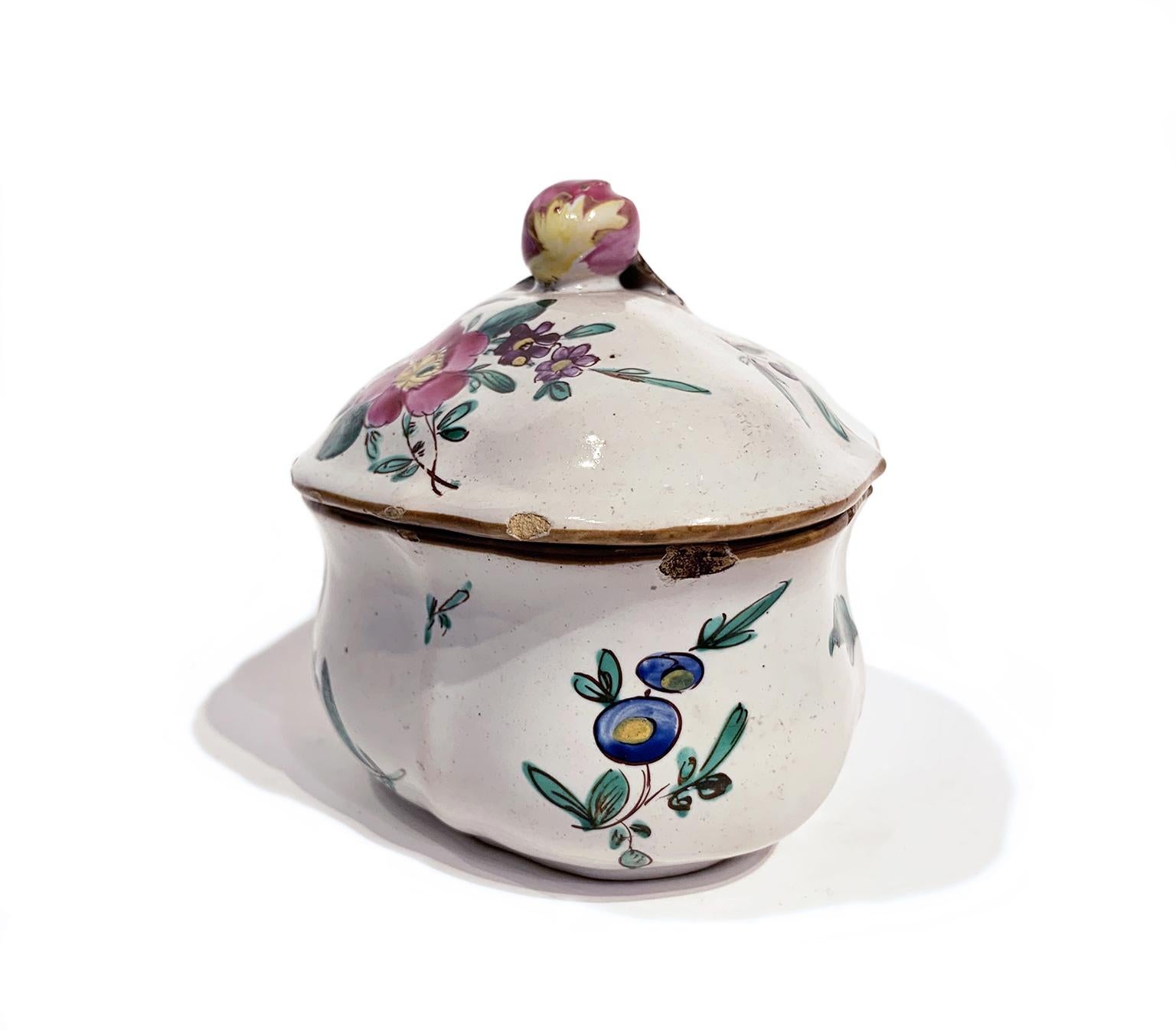 Maiolica sugar bowl
Antonio Ferretti Manufacture
Lodi, Circa 1770-1780
Maiolica polychrome decorated “a piccolo fuoco” (third fire).
It measures 3.54 x 4.52 x 3.54 in (9 x 11,5 x 9 cm)
Weight: 0.394 lb (0.179 kg)

State of conservation: small