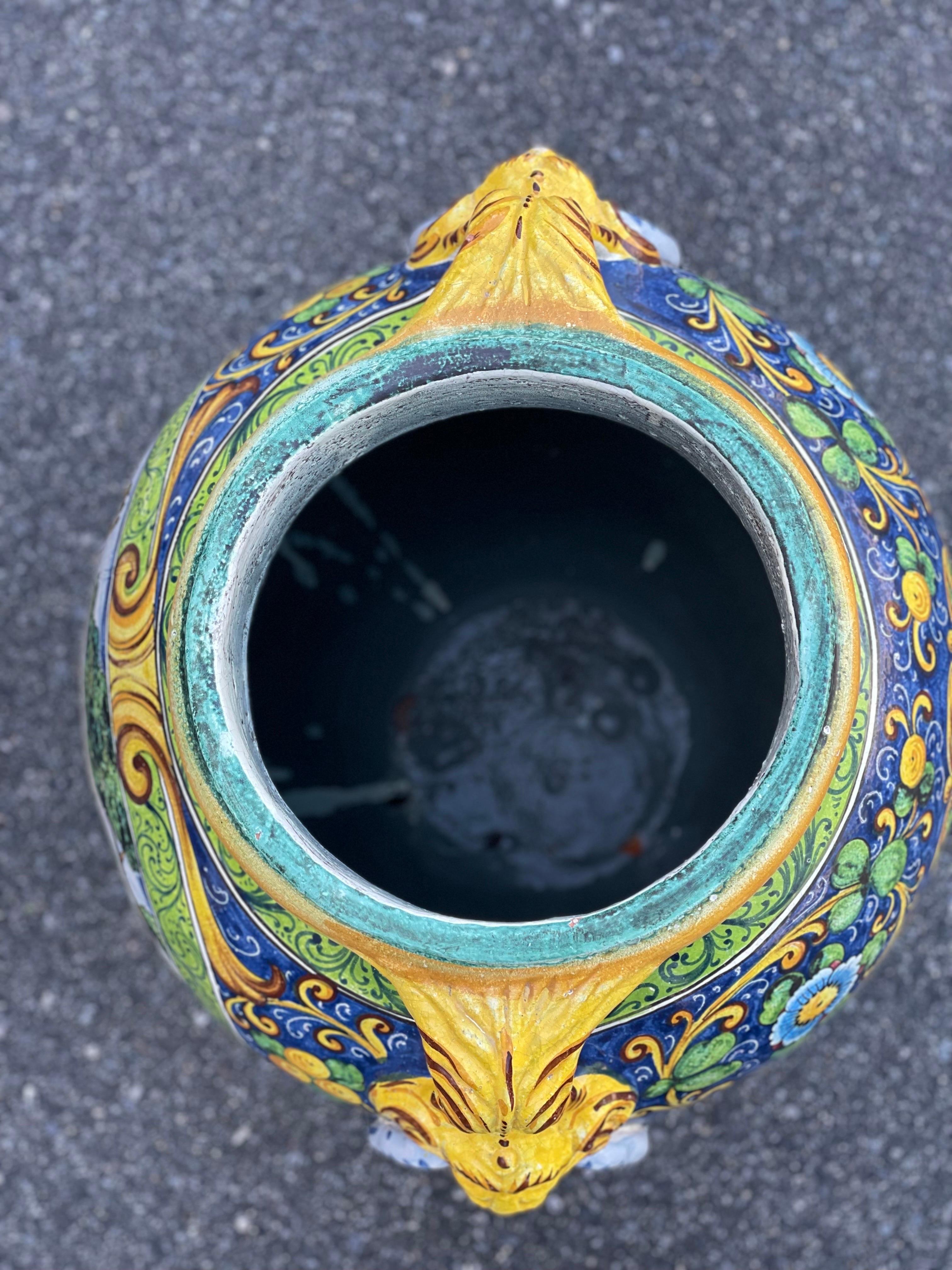 Céramique Grand pot italien peint en maïolique en vente