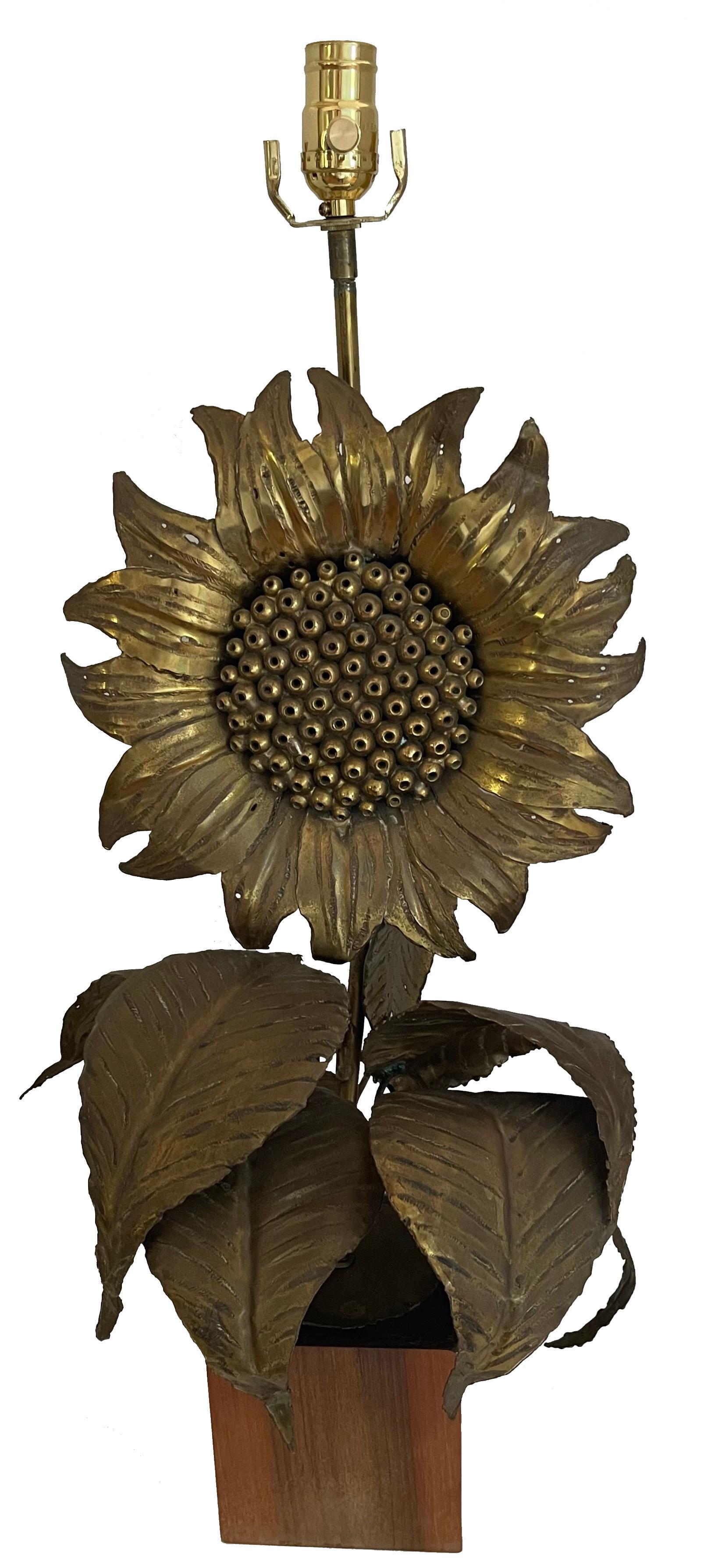 1970s Italian large sunflower lamp by Maison Rassi . Tournesol en laiton moulé de style brutal sur une base cubique en bois. 
Nouveau câblage avec prise en laiton. La lampe fonctionne avec une ampoule (non incluse). Aucune marque ou signature de