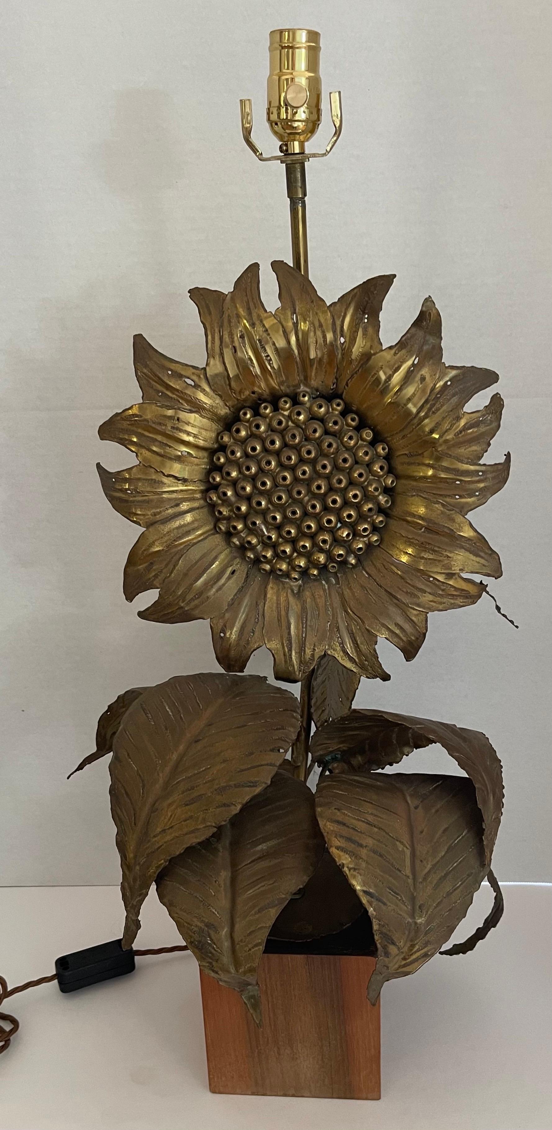Brutalisme Grande lampe tournesol italienne Maison Rassi en laiton en vente