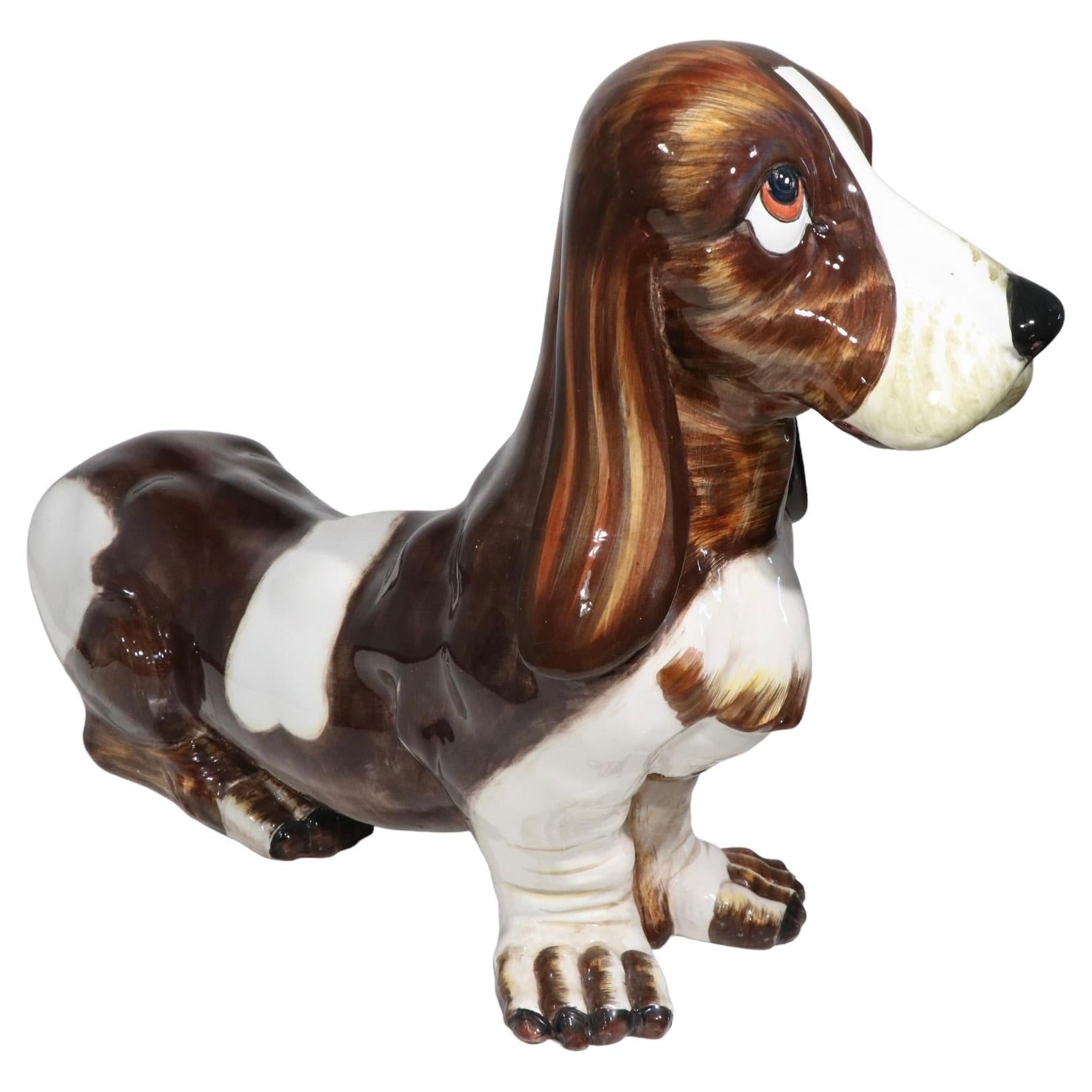 Chien de basset en majolique italienne, vers les années 1970/1980 en vente