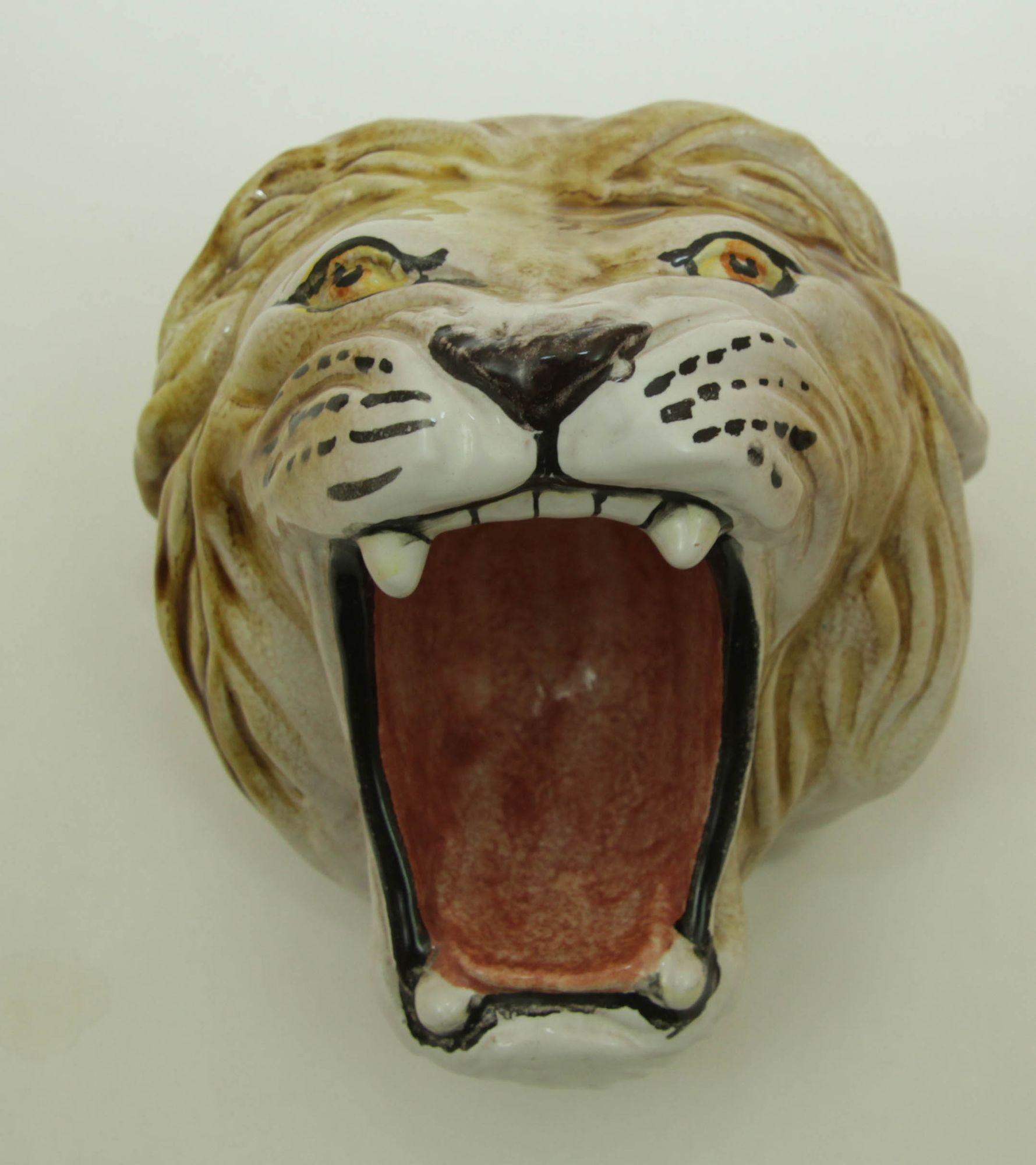 Vintage By By, bol en céramique Majolique, cendrier en forme de tête de lion, fait à la main en Italie.
Décorez une étagère ou un comptoir de cuisine avec cet élégant bol en majolique peint à la main et magnifiquement détaillé sous la forme d'une