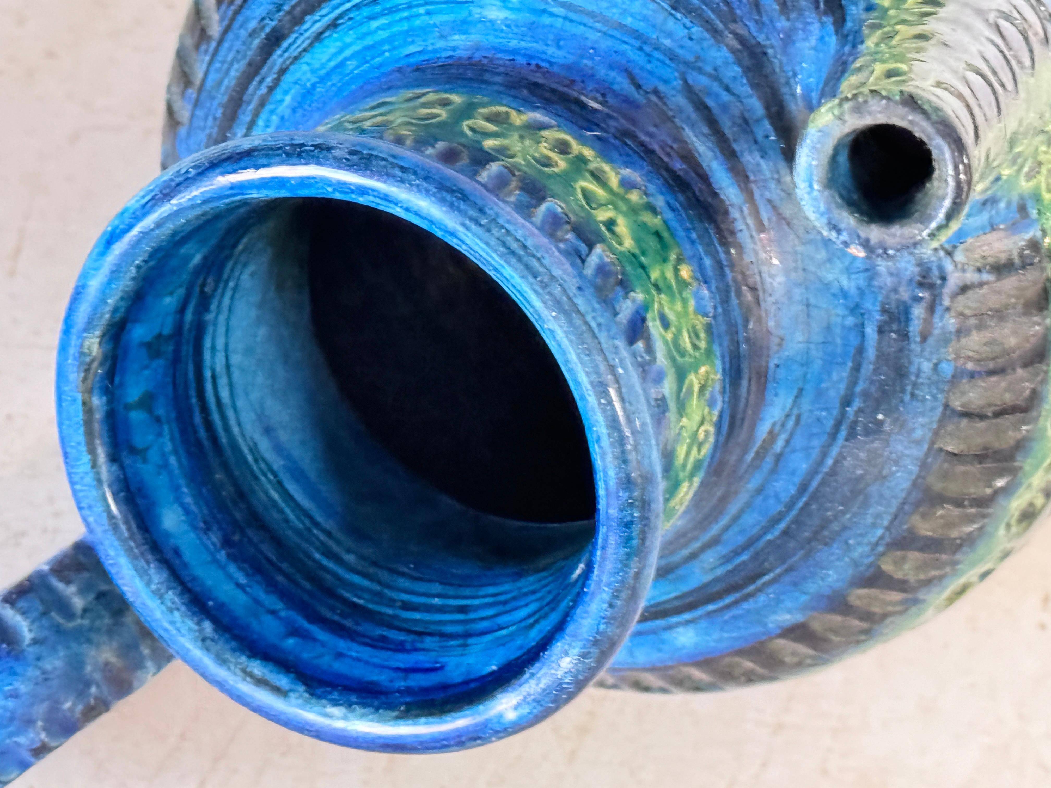 Es ist ein handbemalter Keramikkrug in grüner und blauer Farbe. Es wurde in den 1960er Jahren in Italien hergestellt. Es stellt einen Vogel mit  Goemetrical Dekor Muster.
Von Aldo Londi für Bitossi.