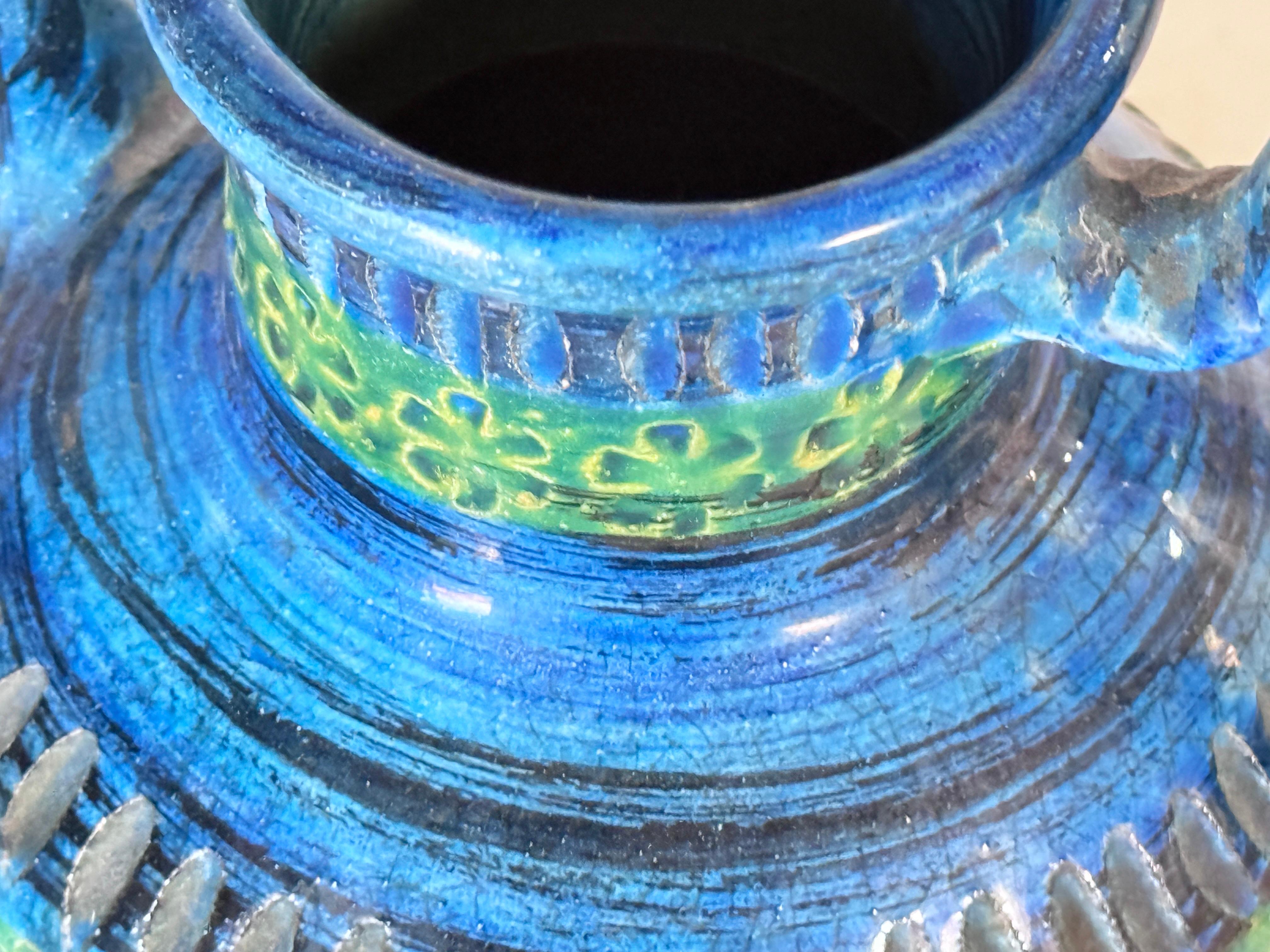 Italienischer Majolika-Keramik-Krug mit geometrischem Deko-Muster in Blau und Grün, um 1960 im Zustand „Gut“ im Angebot in Auribeau sur Siagne, FR