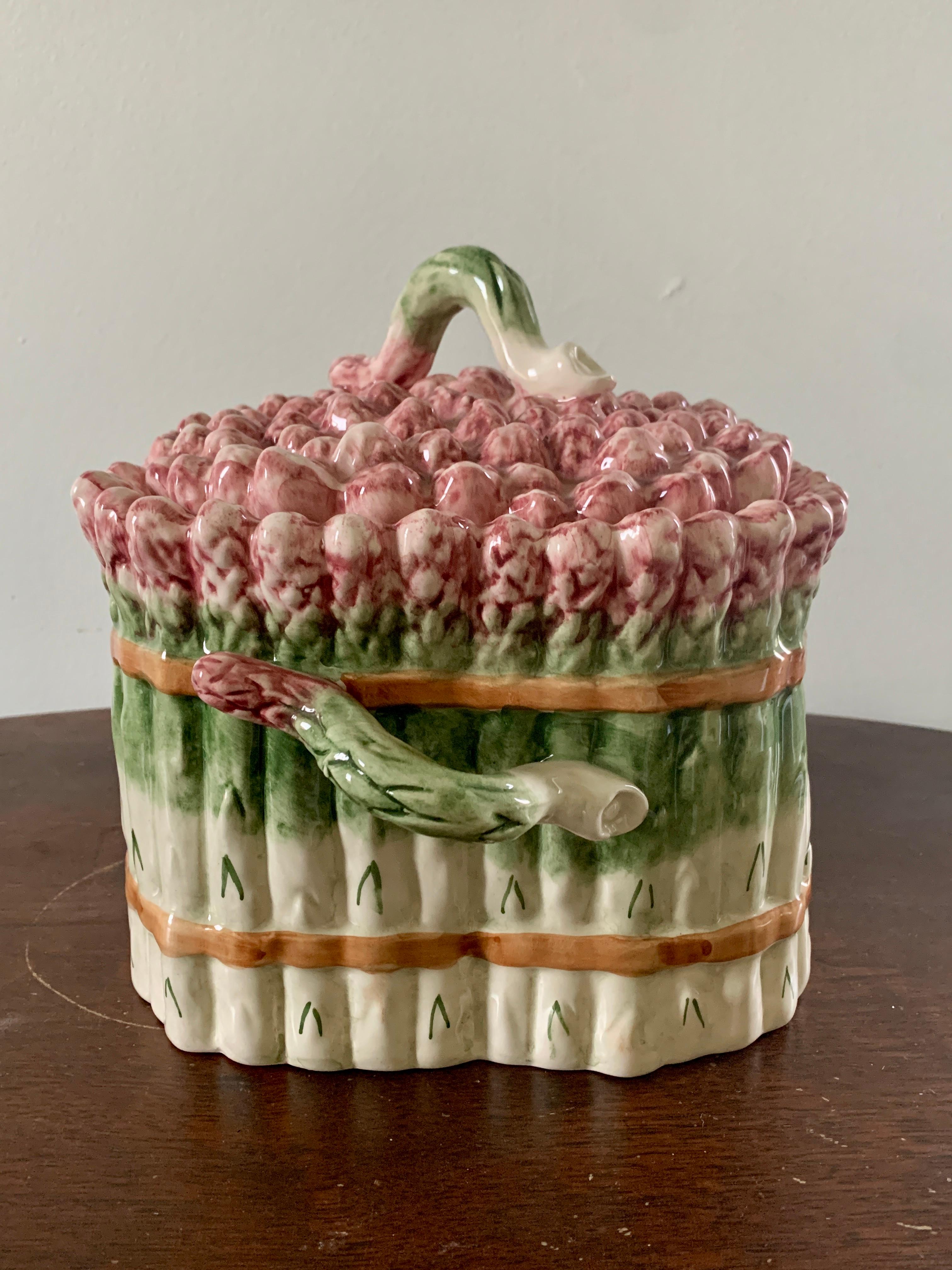 Italian Majolica Ceramic Trompe l'Oeil Asparagus Covered Dish In Good Condition For Sale In Elkhart, IN
