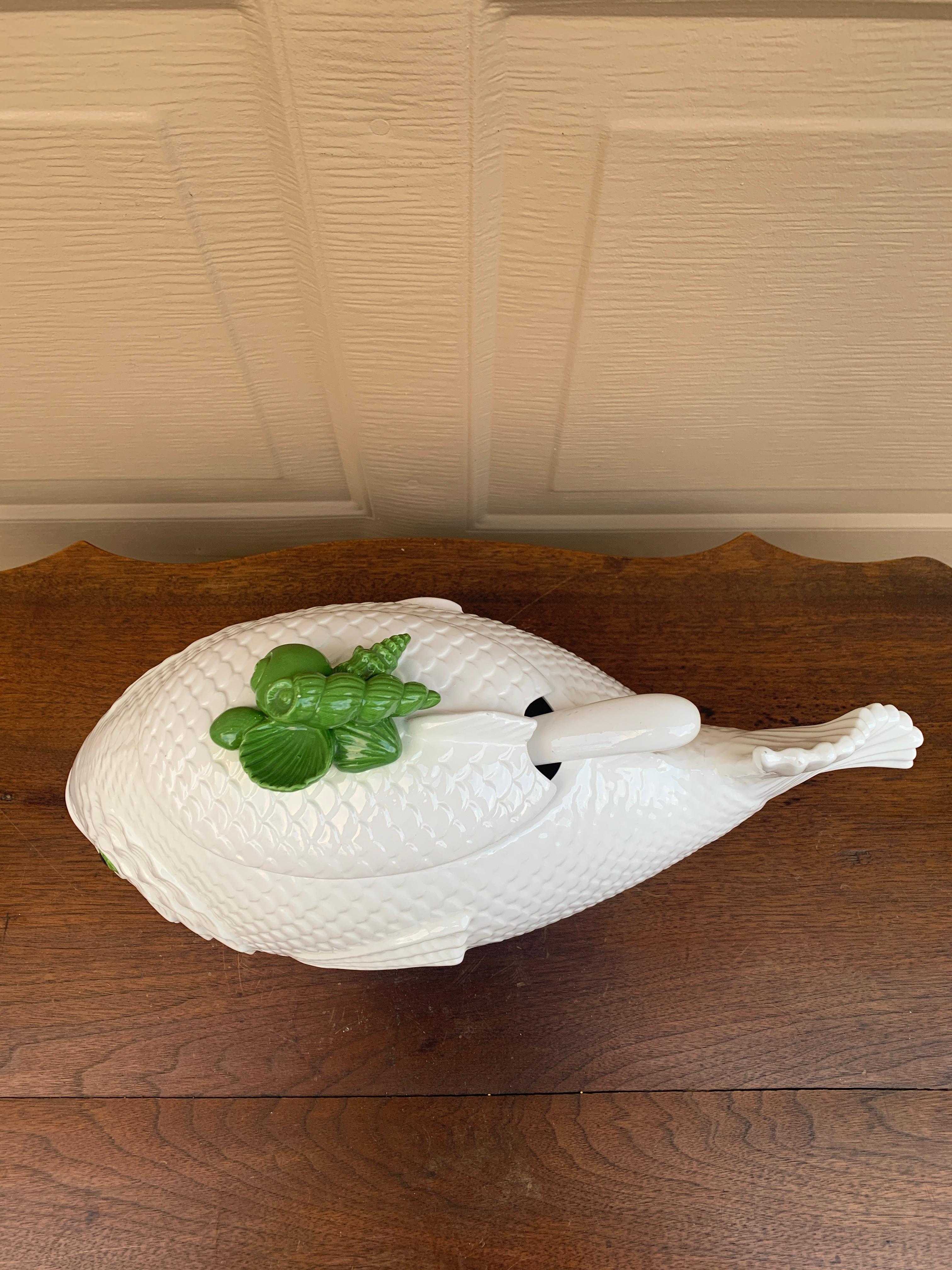 Italian Majolica Ceramic Trompe l'Oeil Fish Covered Tureen In Good Condition For Sale In Elkhart, IN