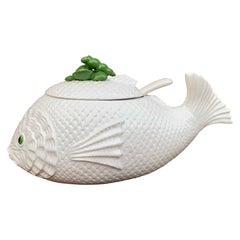 Zuppiera italiana in maiolica con coperchio a forma di pesce L'Oeil