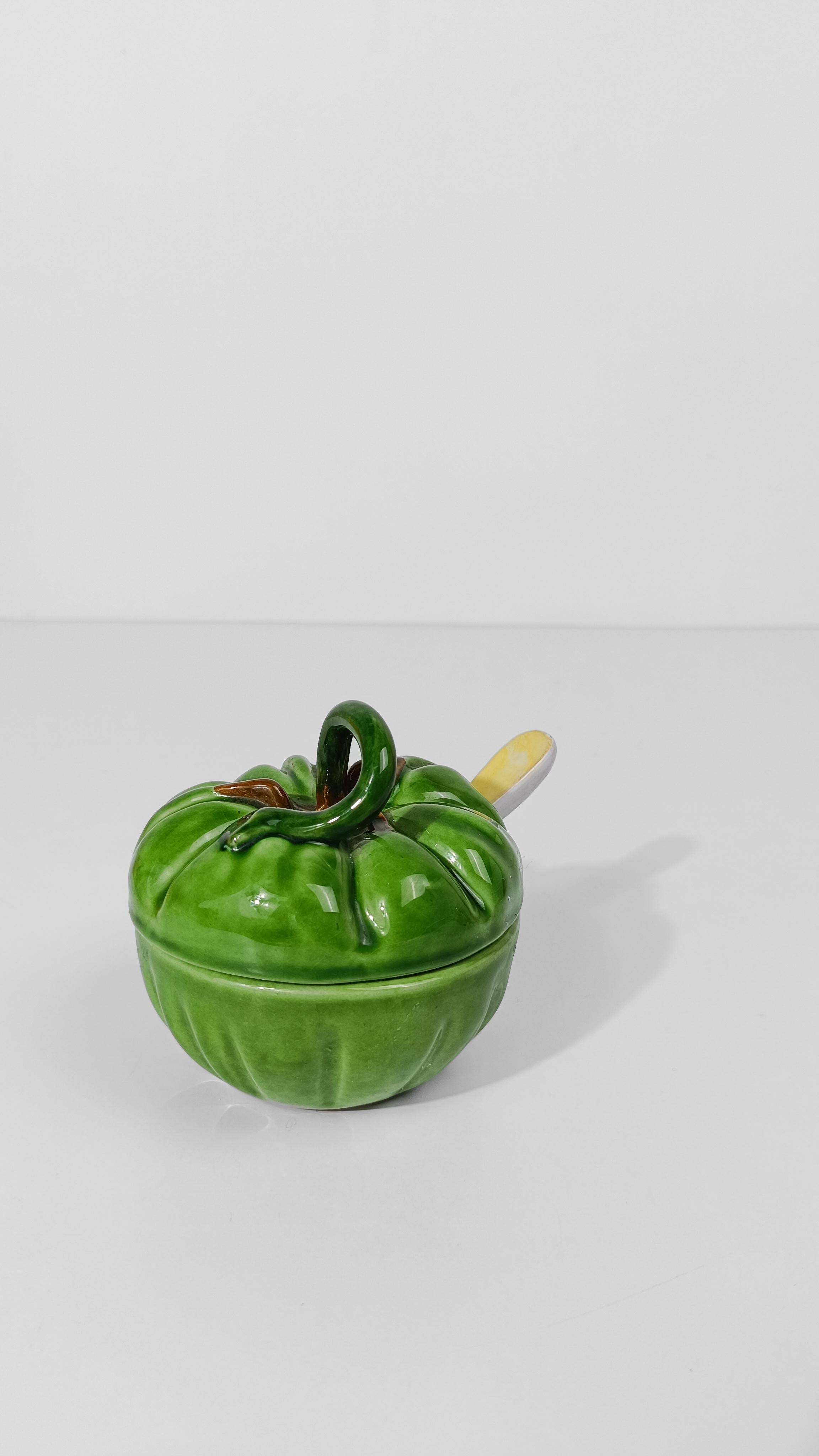 Salsera de mayólica italiana con forma de tomate verde de Italica ARS, años 70 Cerámico en venta