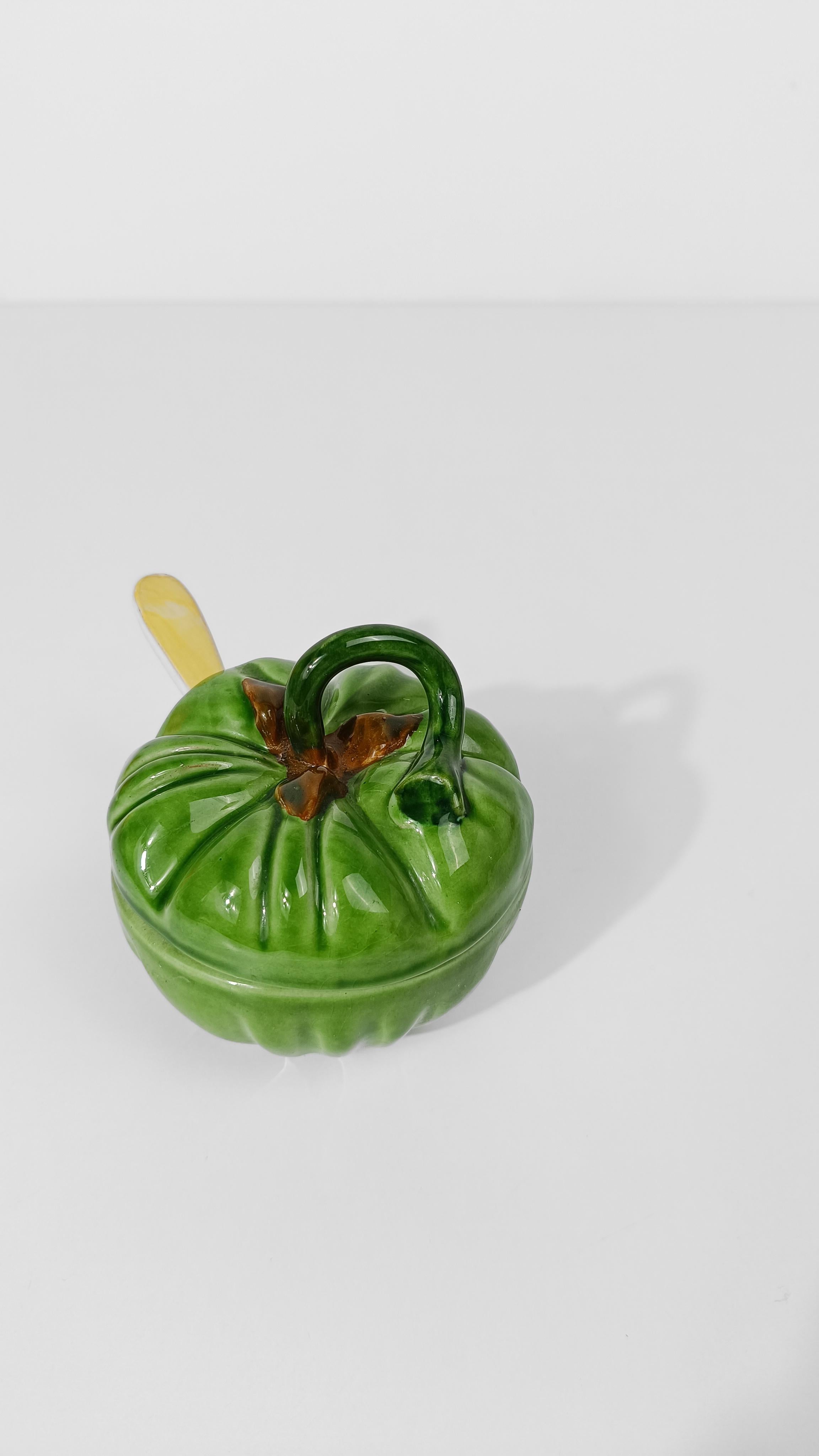 Salsera de mayólica italiana con forma de tomate verde de Italica ARS, años 70 en venta 2