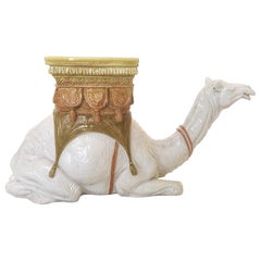 Siège de jardin ou table à boissons en majolique italienne en forme de chameau agenouillé