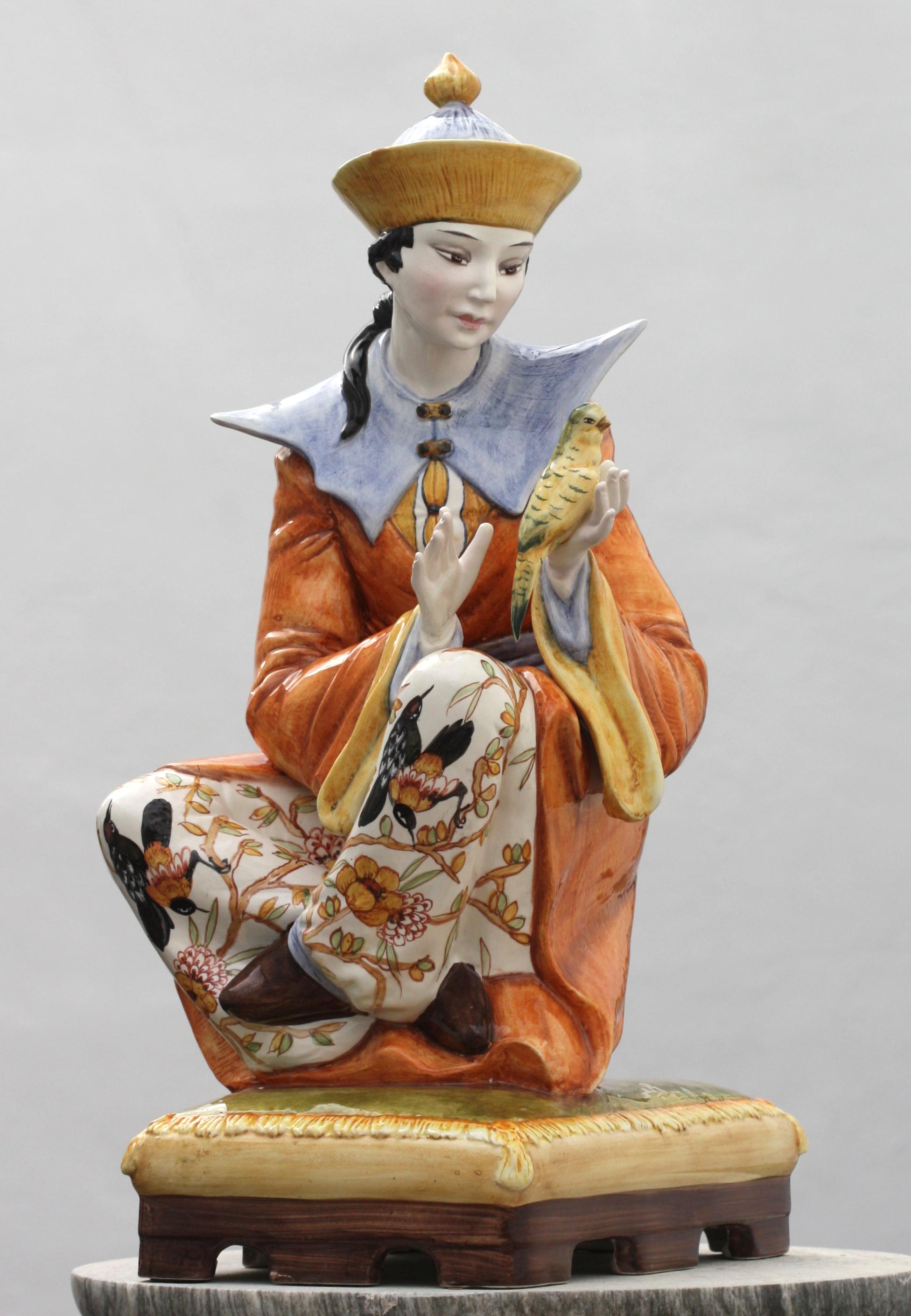 Italienische Majolika Mandarine
Bunt bemalte Darstellung eines jungen Mandarins, der auf einem Kissen sitzt, das früher als Lampe diente. Höhe 26 Zoll, Breite 12 Zoll, Tiefe 14 Zoll.