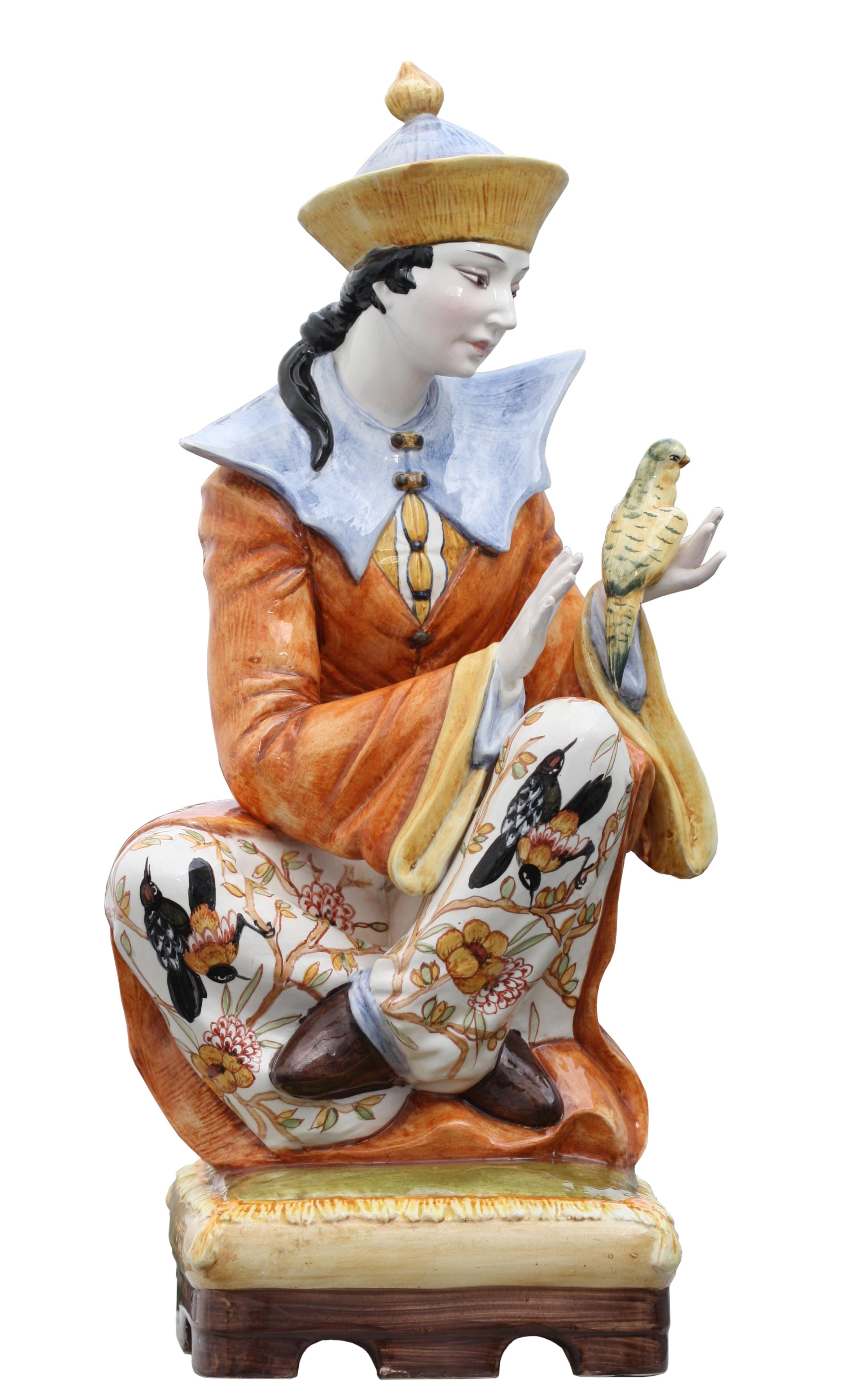 
Mayólica italiana Mandarina
Pintado en colores, representa a un joven mandarín sentado sobre un cojín, antiguamente montado como lámpara. Altura 26 pulg., Anchura 12 pulg., Profundidad 14 pulg.