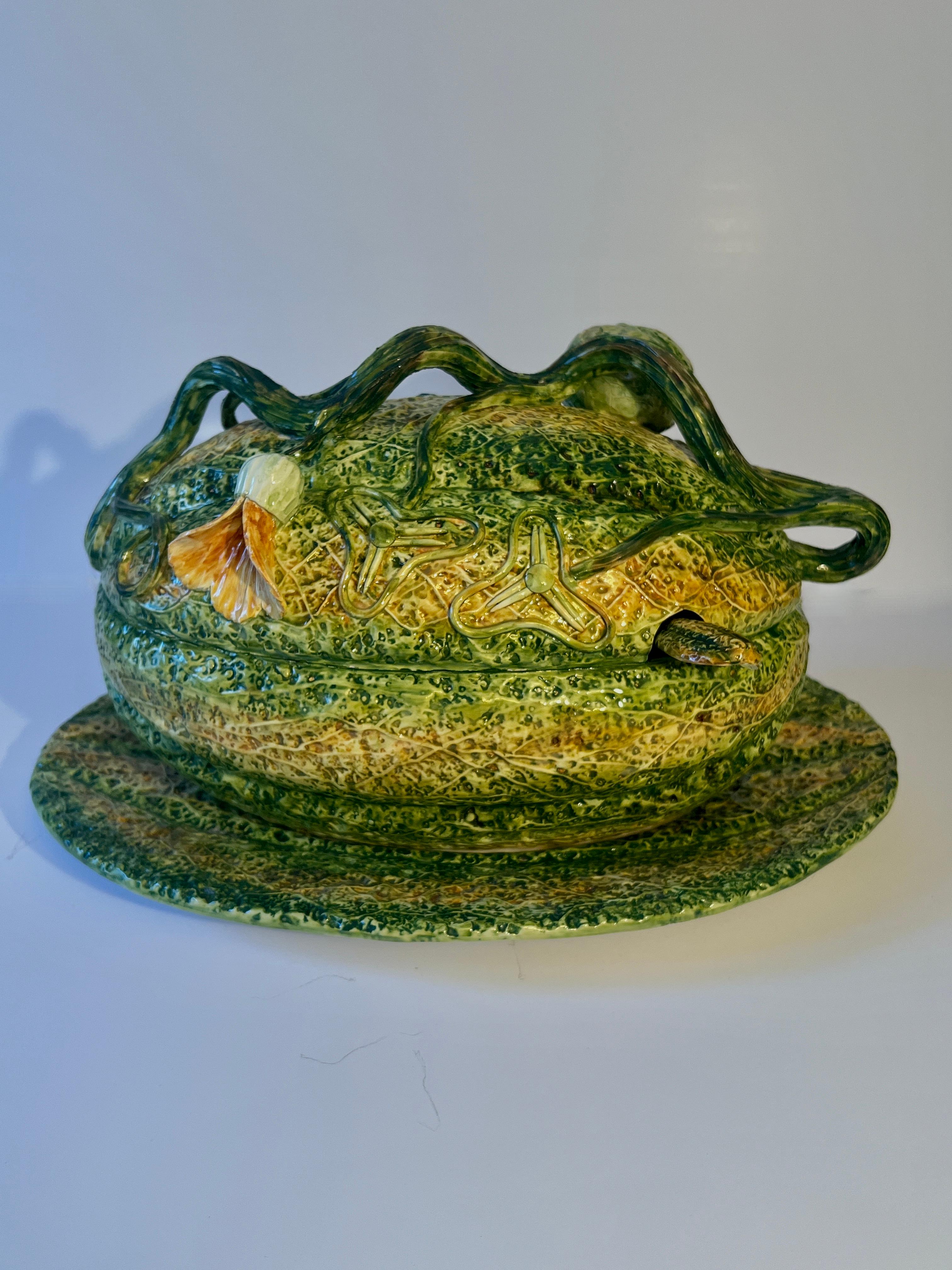 Una splendida zuppiera in maiolica Meisleman.   La zuppiera di zucca e melone è completa di vassoio,  zuppiera, coperchio e mestolo.  Tutti in ottime condizioni, senza scheggiature, crepe o imperfezioni.

Un complemento per qualsiasi riunione e